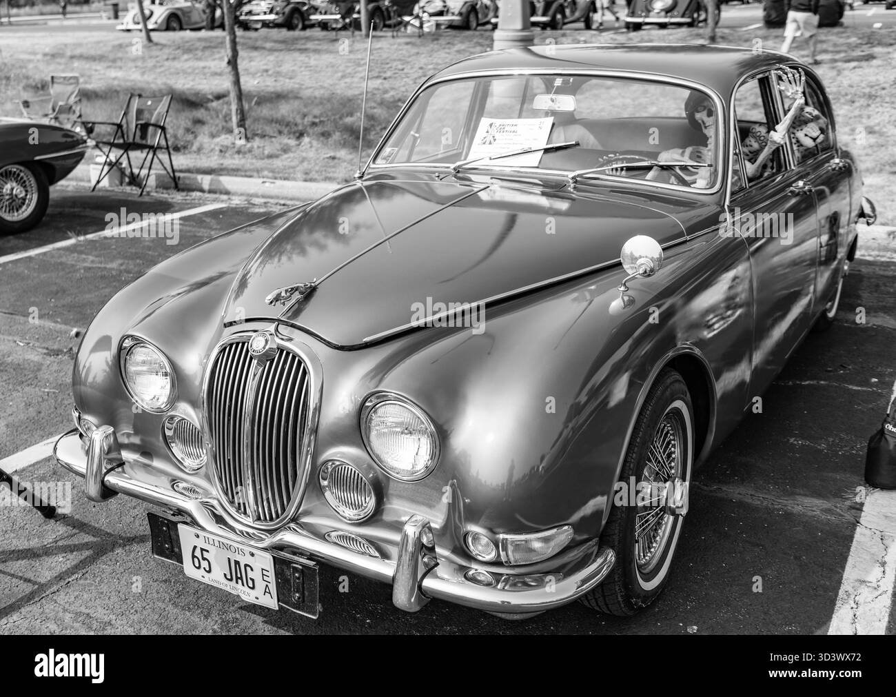 Chicago, Illinois, USA - 08. September 2024: Silberner Oldtimer Jaguar S Type MK II 3,4 Liter Retro-Sportwagen, Vorderansicht. Retro-Sportwagen Stockfoto