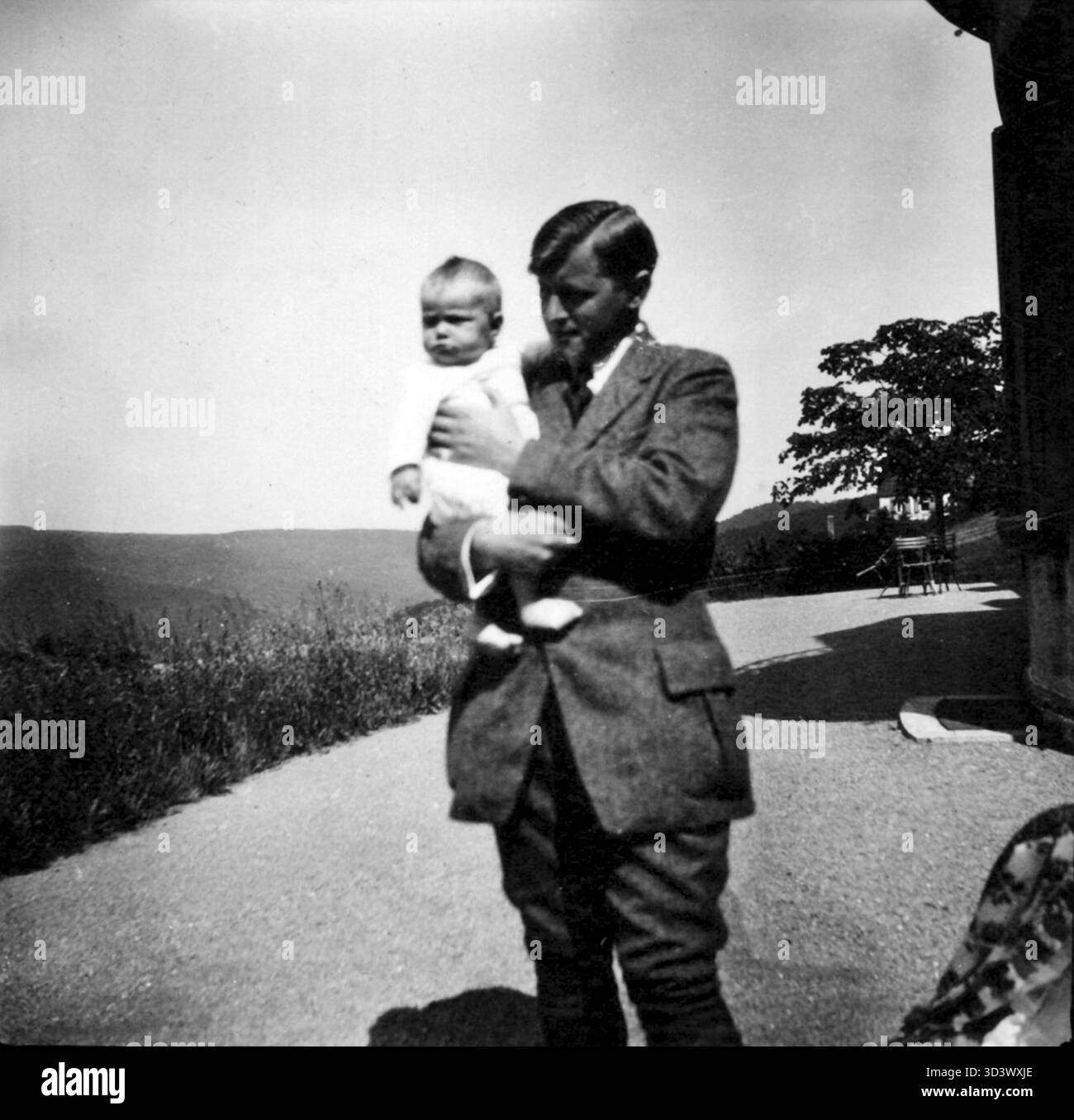Dr. Paul reiner, ein deutscher Chemiker und Lehrer, ist auf der Terrasse des Landhauses „die Höhe“ in Eppenhain, Taunus, um 1920 abgebildet. Das Haus gehörte seiner Schwiegermutter, Philippine Hochschild, und das Foto fängt reiner mit einer seiner Töchter ein und bietet einen Einblick in sein Familienleben und den deutschen bürgerlichen Lebensstil des frühen 20. Jahrhunderts. Stockfoto
