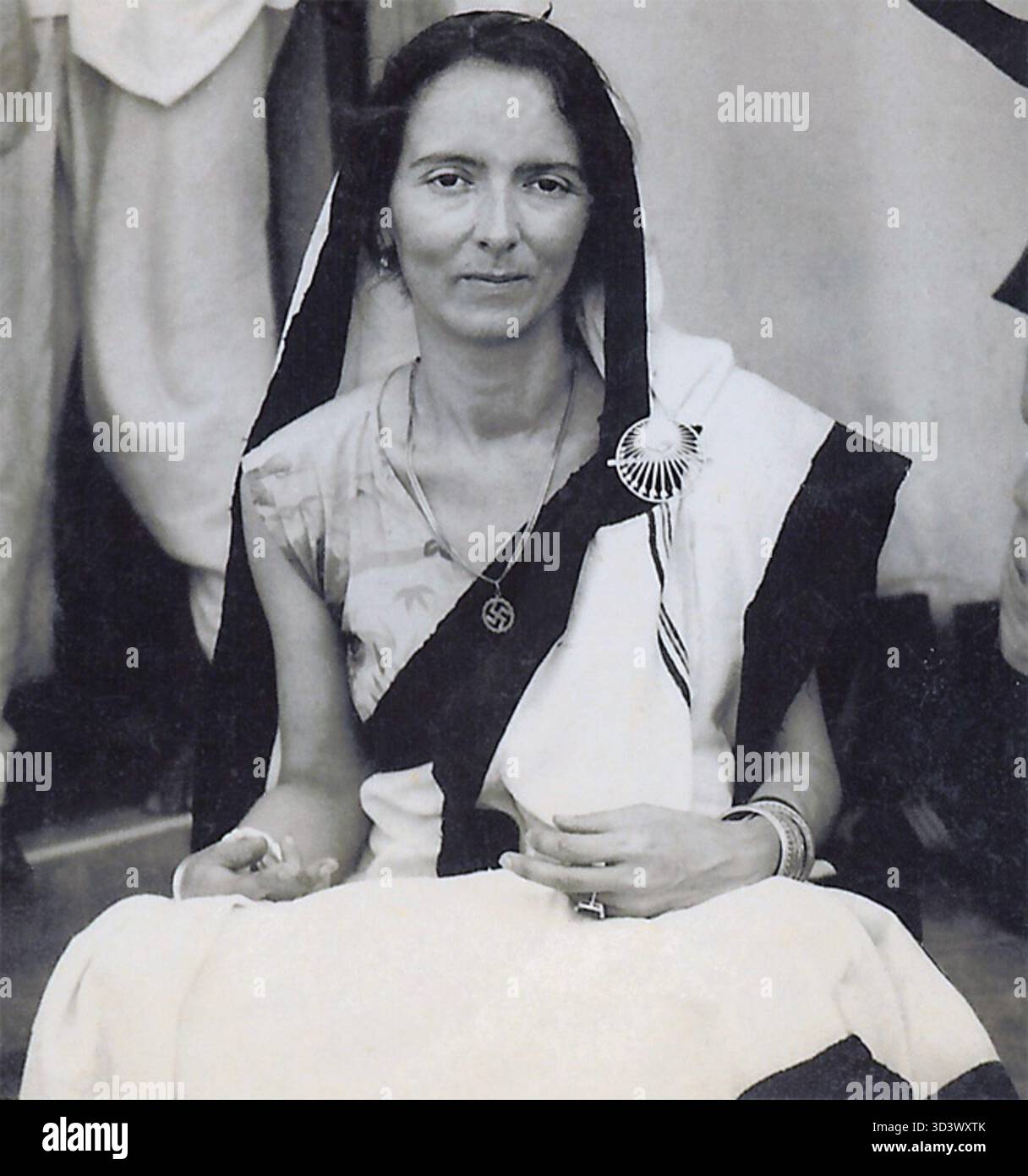 Eine Fotografie von Savitri Devi, aufgenommen im Juli 1945, die das Individuum darstellt, das mit der neonazistischen Ideologie des 20. Jahrhunderts verbunden ist. Stockfoto