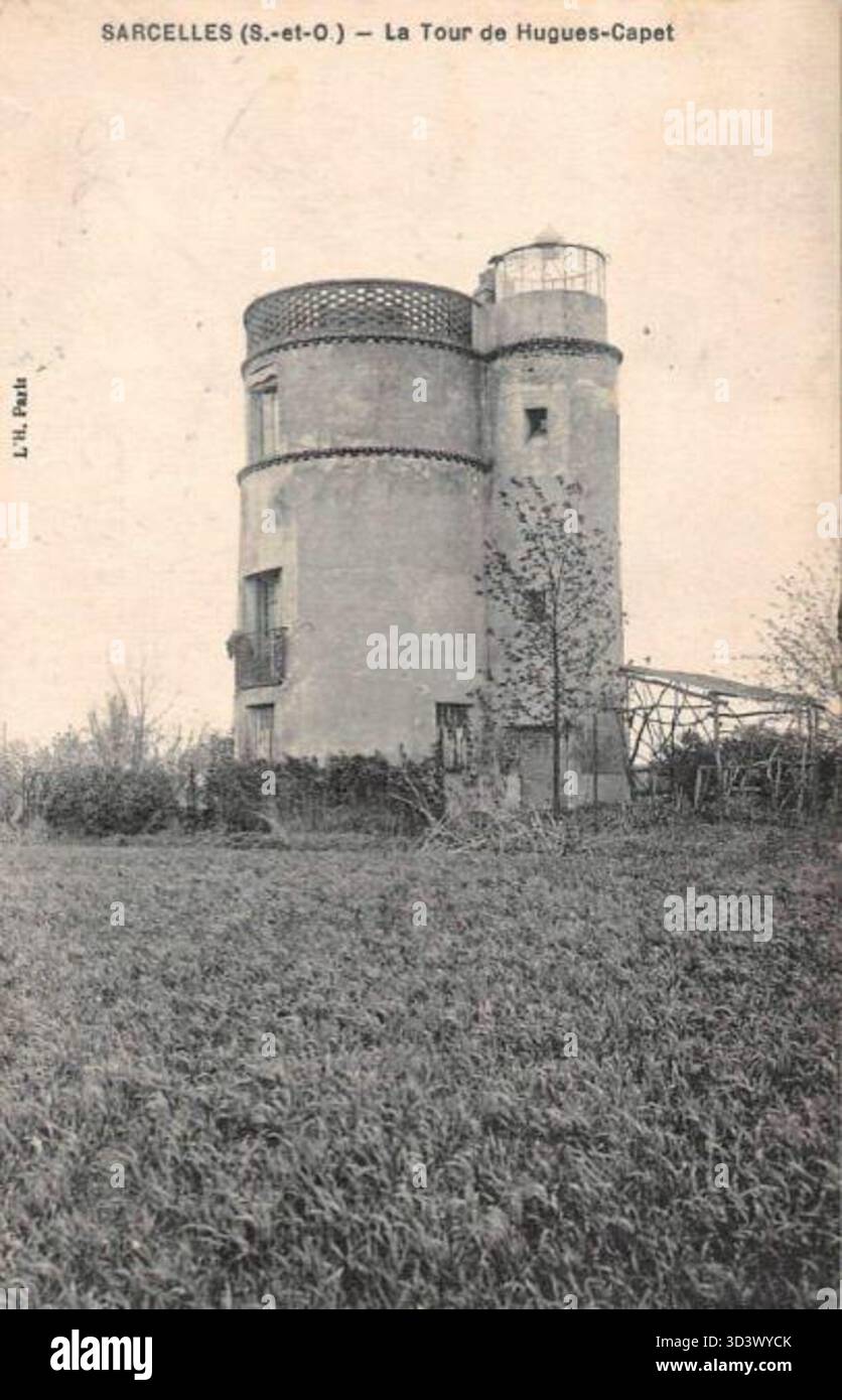 Ein Foto aus den Jahren 1900 bis 1910, das die Tour de Hugues Capet in Sarcelles zeigt, eine historische Stätte in den nördlichen Vororten von Paris. Das Bild zeigt den Turm, ein bedeutendes Wahrzeichen in der Gegend. Stockfoto