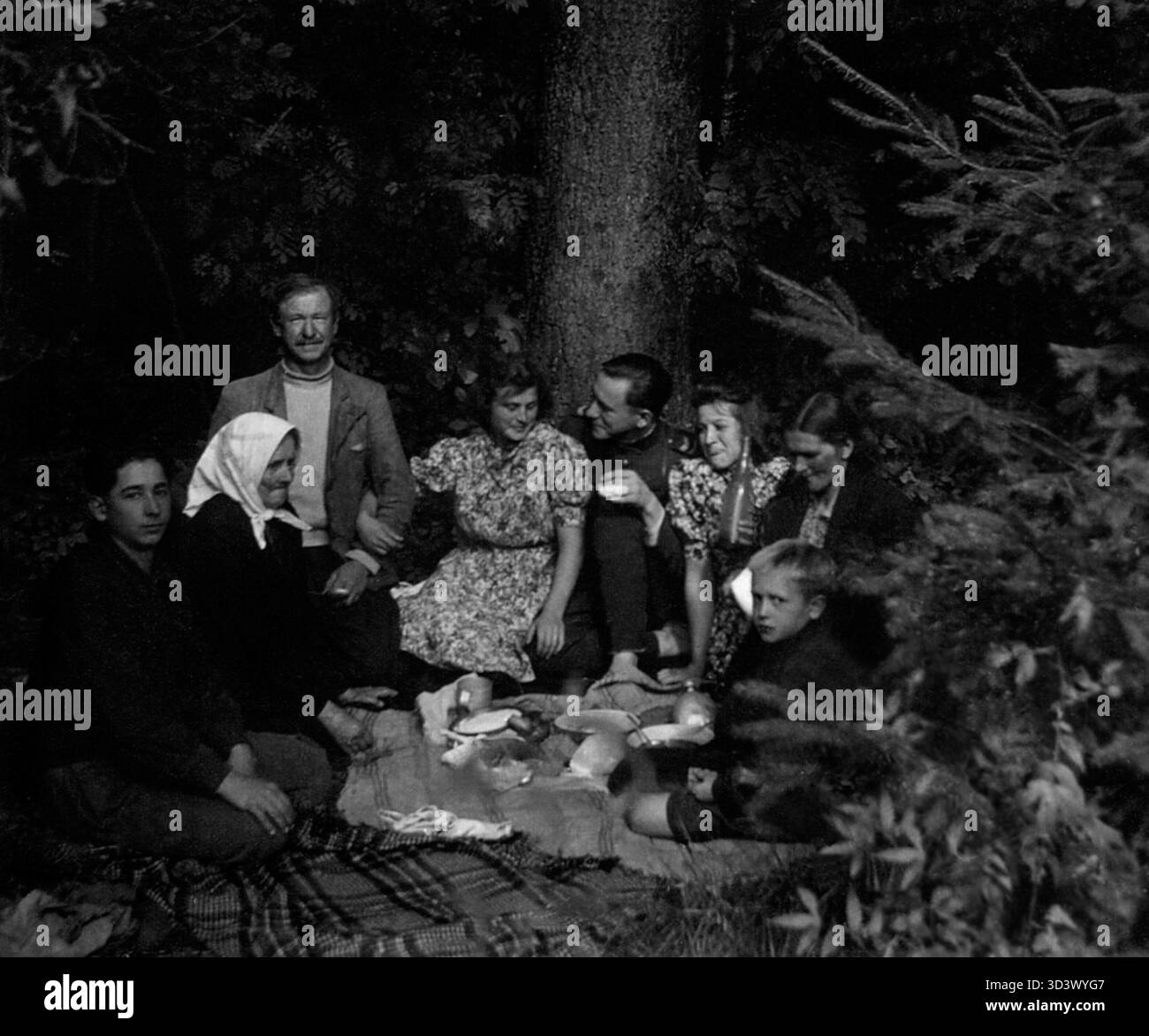 Eine Fotografie aus dem Jahr 1948, die einen litauischen Partisanen aus dem Militärbezirk Tauras zeigt, der mit seiner Familie wieder vereint ist. Der Militärbezirk Tauras war Teil der litauischen Widerstandsbewegung während des Zweiten Weltkriegs und der frühen Zeit des Kalten Krieges. Stockfoto