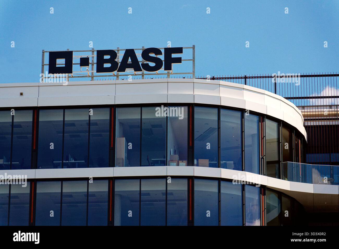 Das Firmenlogo des weltweit größten Chemikalienherstellers BASF auf dem Hauptsitz am 29. Mai 2025 in Prag, Tschechische republik. Stockfoto