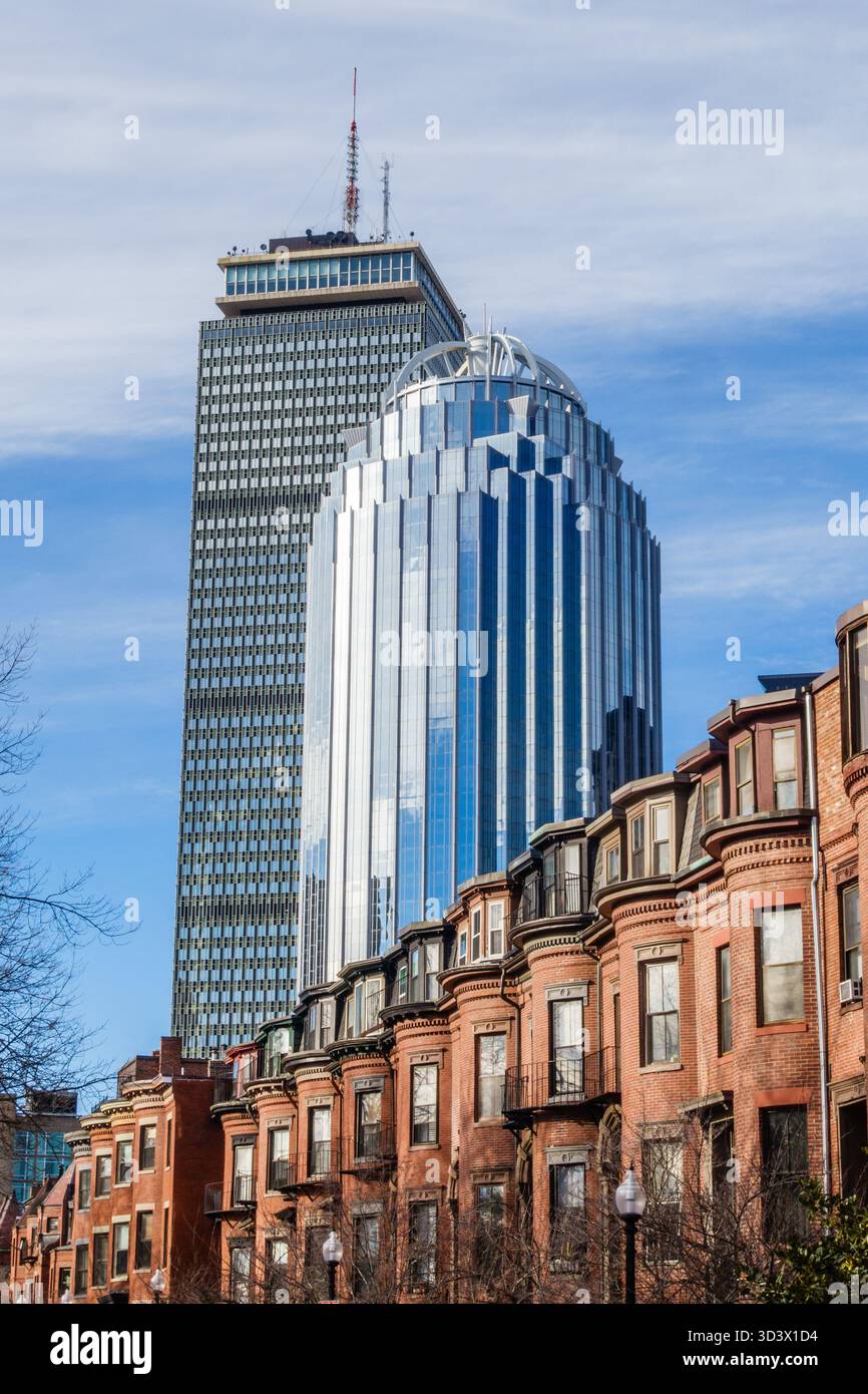 Boston, MA, USA-26. Oktober 2025: Wolkenkratzer in der Innenstadt, vom South End aus gesehen, mit historischen Ziegelhäusern aus der viktorianischen Zeit. Stockfoto