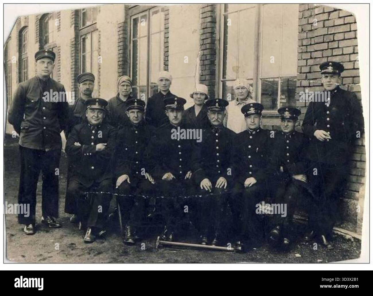 Eine Fotografie aus dem frühen 20. Jahrhundert des Bahnhofs Vilkaviskio, die den architektonischen Stil und die Eisenbahnaktivitäten der damaligen Zeit feststellt. Stockfoto