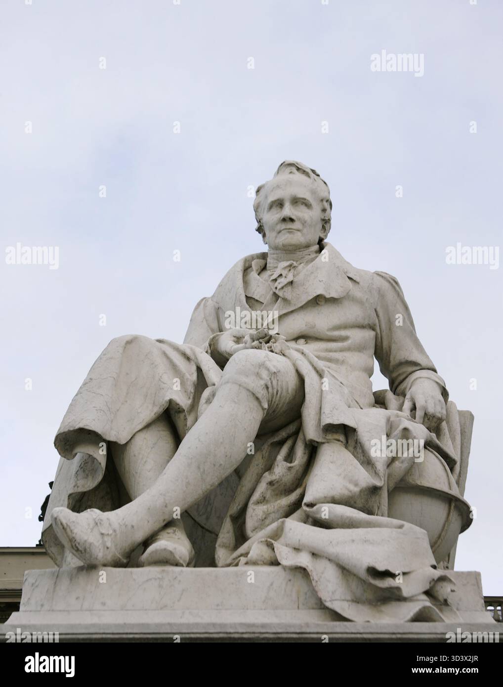 Alexander von Humboldt (Friedrich Wilhelm Heinrich Alexander von Humboldt) (1769-1859). Deutscher Naturforscher, Biologe, Forscher, Geograf und Astronom. Zwischen 1799 und 1804 reiste Humboldt ausgiebig durch Amerika und erforschte und beschrieb es erstmals aus wissenschaftlicher Sicht. Marmorstatue von Humboldt auf einem Stuhl, mit einer Pflanze in der Hand. Sie wurde 1882 von Reinhold Begas (1831–1911) geschaffen. Am Eingang zur Humboldt-Universität Berlin. Stockfoto