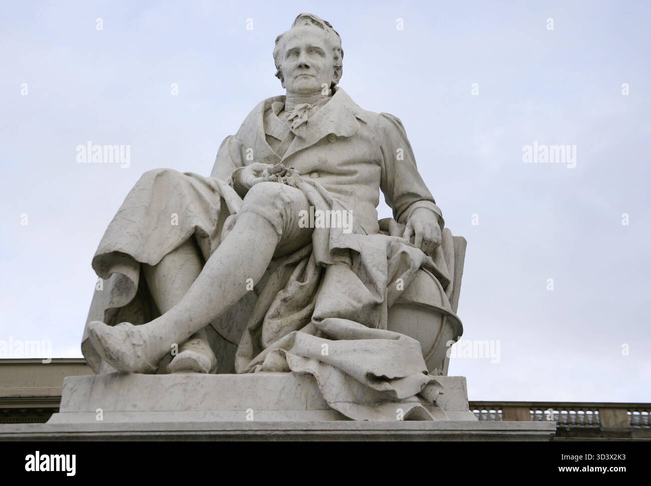 Alexander von Humboldt (Friedrich Wilhelm Heinrich Alexander von Humboldt) (1769-1859). Deutscher Naturforscher, Biologe, Forscher, Geograf und Astronom. Zwischen 1799 und 1804 reiste Humboldt ausgiebig durch Amerika und erforschte und beschrieb es erstmals aus wissenschaftlicher Sicht. Marmorstatue von Humboldt auf einem Stuhl, mit einer Pflanze in der Hand. Sie wurde 1882 von Reinhold Begas (1831–1911) geschaffen. Am Eingang zur Humboldt-Universität Berlin. Stockfoto