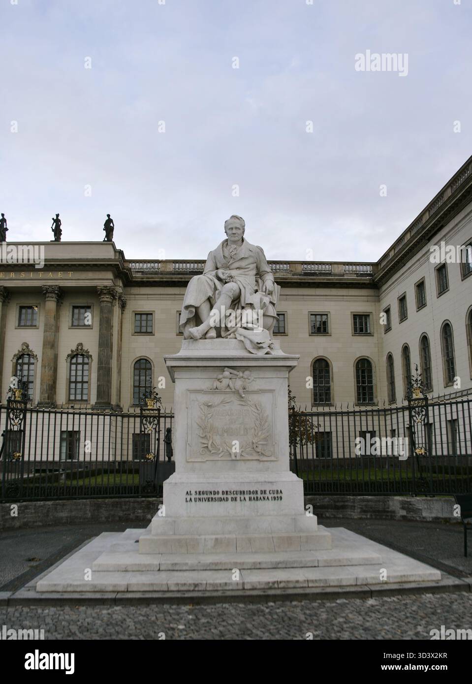 Alexander von Humboldt (Friedrich Wilhelm Heinrich Alexander von Humboldt) (1769-1859). Deutscher Naturforscher, Biologe, Forscher, Geograf und Astronom. Zwischen 1799 und 1804 reiste Humboldt ausgiebig durch Amerika und erforschte und beschrieb es erstmals aus wissenschaftlicher Sicht. Marmorstatue von Humboldt auf einem Stuhl, mit einer Pflanze in der Hand. Sie wurde 1882 von Reinhold Begas (1831–1911) geschaffen. Am Eingang zur Humboldt-Universität Berlin. Stockfoto