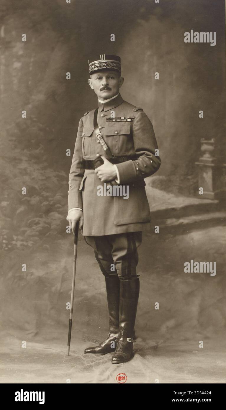 Das Porträt von General Maxime Weygand, aufgenommen in den 1930er Jahren, zeigt seine formelle Militärkleidung und sein Aussehen. Stockfoto