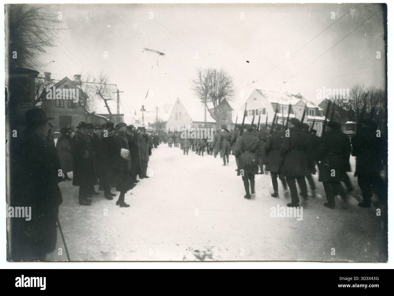 Litauische Soldaten marschierten am 20. Februar 1923 zu ihren Kasernen in Klaipda (Memel). Das Bild veranschaulicht das tägliche militärische Leben dieser Zeit. Stockfoto