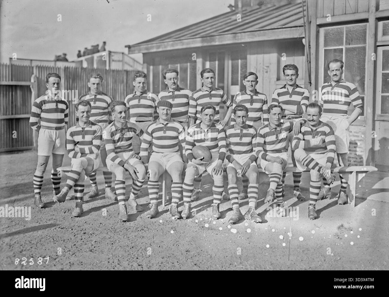 Ein Folgefoto vom 15. April 1923, dem Rugbyspiel zwischen Saint-Sever und dem Racing Club de France (RCF) in Colombes, zeigt die Action während des Spiels. Stockfoto
