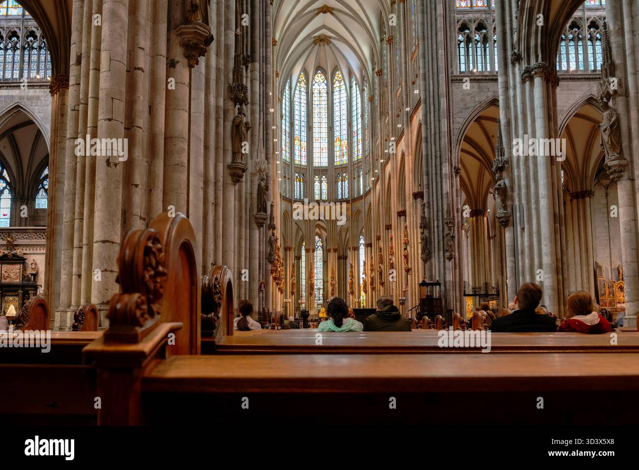 Köln, Deutschland – 24. September 2024 – großer Kölner Dom aus den Bänken Deutschland. An den Bänken im riesigen Kölner Dom. Stockfoto