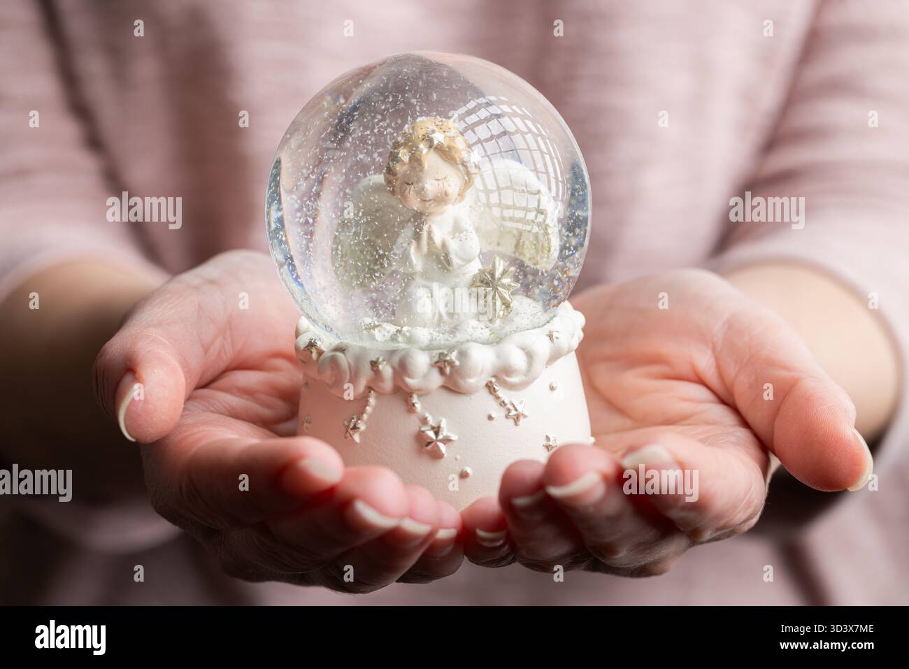 Frauenhände Halten Angel Schneekugel Nahe Dran Stockfoto