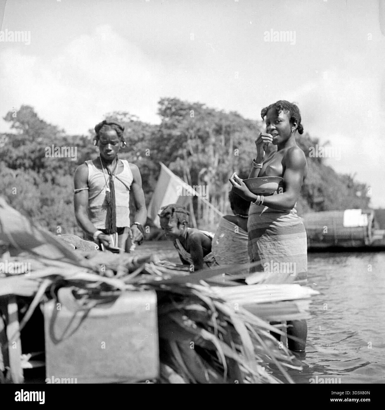 Foto einer Djoeka-Familie am Tapanahoni River in Suriname, aufgenommen zwischen 1936 und 1937. Die Djoeka leben weiterhin in der Region mit einer tiefen kulturellen Verbindung zum Land. Stockfoto