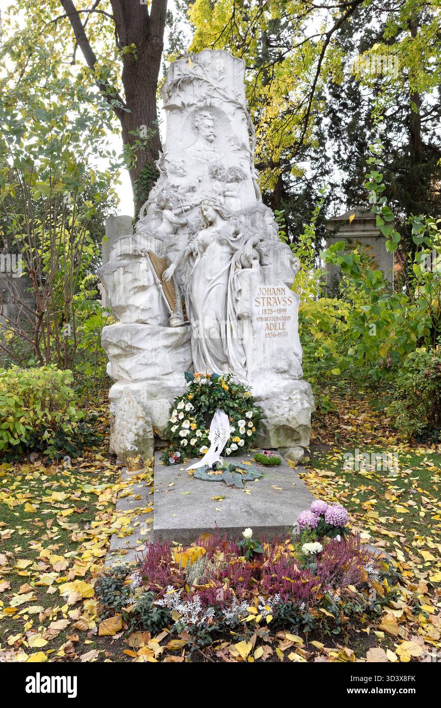 Ehrengrab von Johann Strauss - Komponist, Wiener Zentralfriedhof, Österreich // Ehrengrab von Johann Strauss - Komponist, Wiener Zentralfriedhof, Österreich - 20251030 PD17707 Credit: APA-PictureDesk/Alamy Live News Stockfoto