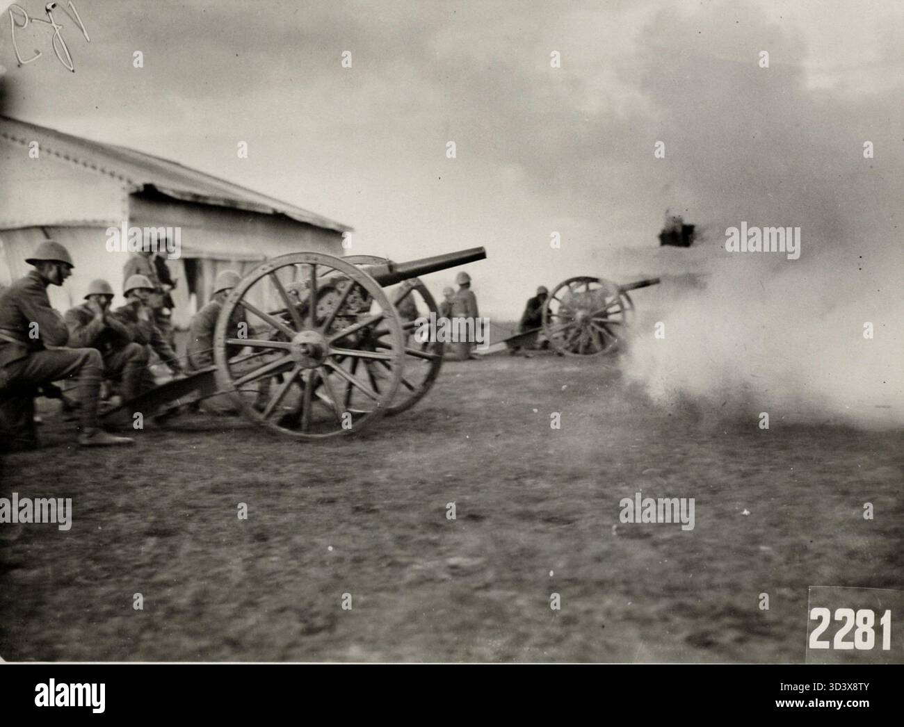 Niederländische Soldaten feuerten am Ende der Olympischen Spiele 1928 in Amsterdam Kanonenschüsse ab, was das Ende der Spiele mit einem traditionellen Gruß markierte. Stockfoto