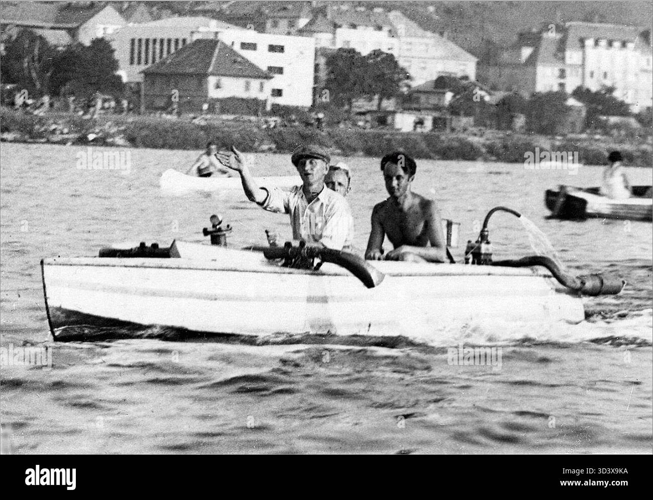 Das hydrodynamische Boot von Oenáek während der Versuche auf der Moldau in Prag im Oktober 1933, das unter Druck stehendes Wasser für den Antrieb verwendete, demonstrierte frühe Fortschritte in der Hydrodynamik. Stockfoto