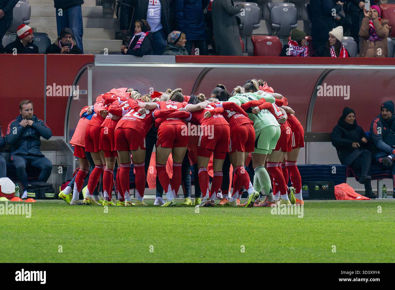 Spielerkreis der FC Bayern Frauen vor Spielbeginn GER, FC Bayern München Frauen gegen Union Berlin, Fußball, Google Pixel Frauen, Spieltag 10, Saison 2025/2026, 11.07.2025. (DFL-DFB-VORSCHRIFTEN VERBIETEN DIE VERWENDUNG VON PHOT Stockfoto
