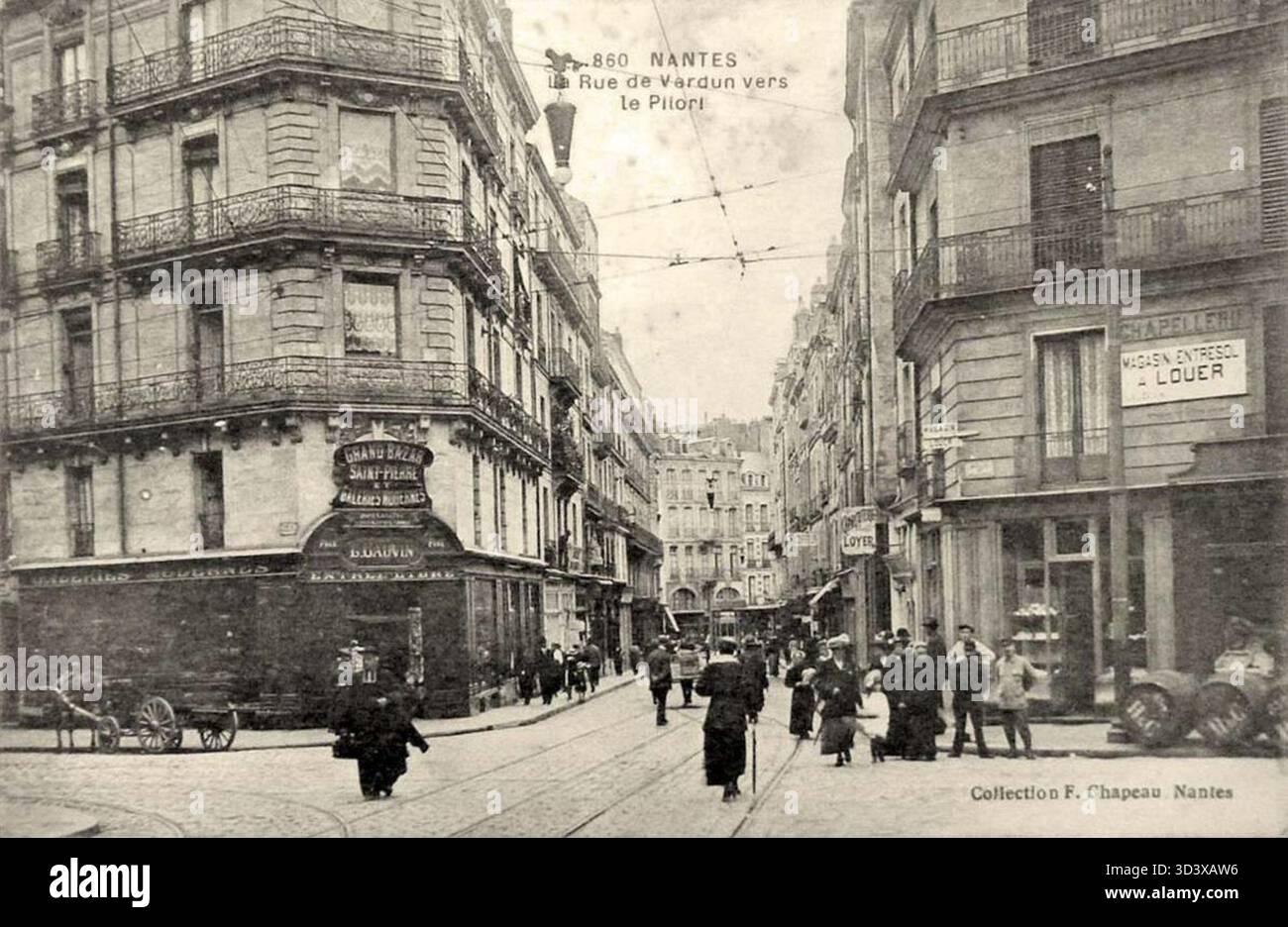 Dieses Foto, das zwischen 1900 und 1910 stammt, zeigt die Rue de Verdun, die in Richtung der Pilori (Pranger) in Nantes führt, ein historisches Wahrzeichen, das mit der Bestrafung in früheren Jahrhunderten in Verbindung gebracht wurde. Stockfoto