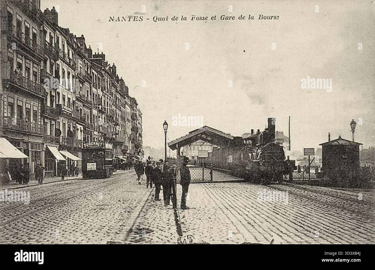 Dieses Foto von 1900 bis 1910 zeigt den Quai de la Fosse und den Bourse-Bahnhof in Nantes und veranschaulicht die Uferpromenade und die Verkehrsinfrastruktur der Stadt während dieser Zeit. Stockfoto