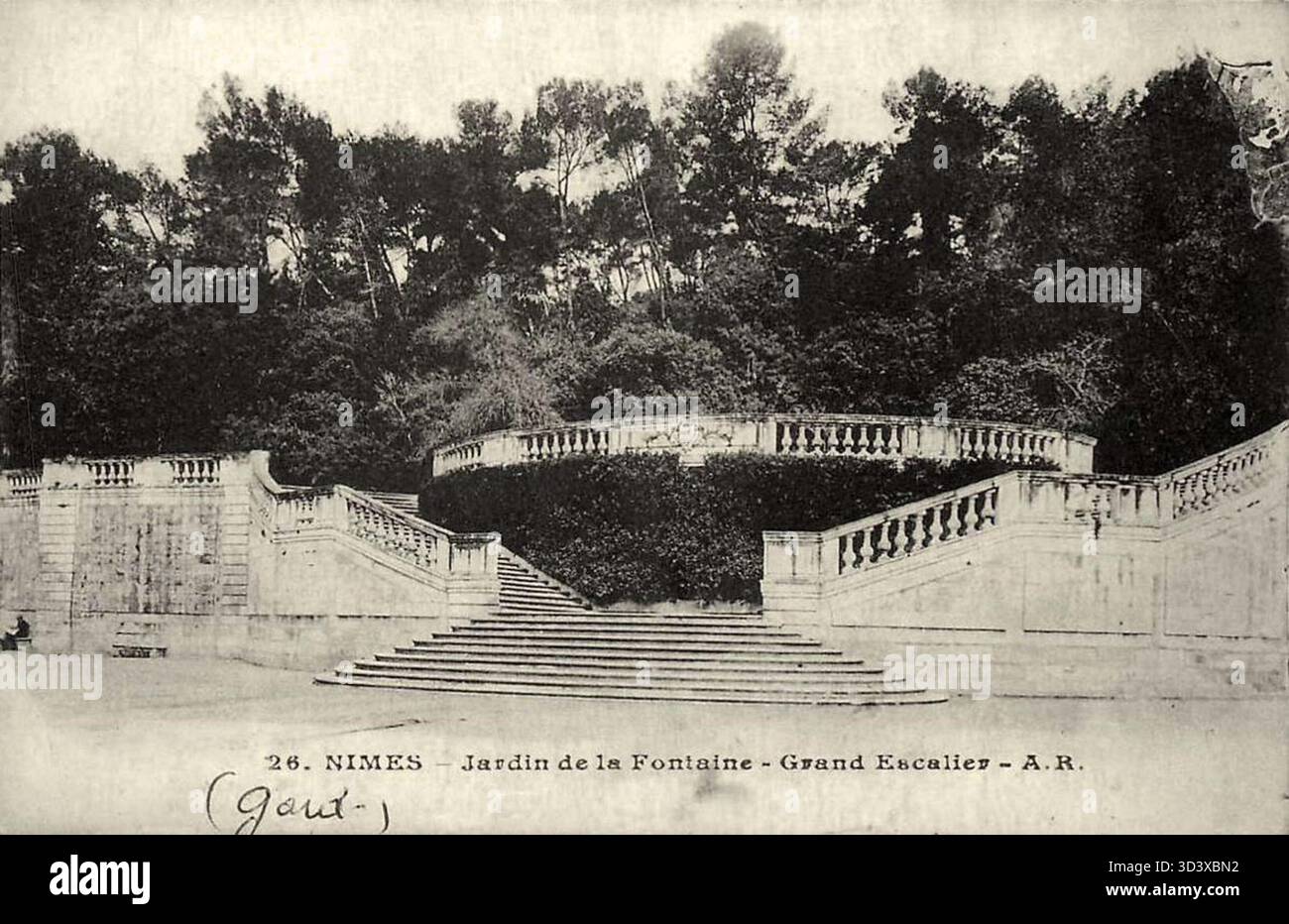 Dieses Foto zeigt den Grand Escalier im Jardins de la Fontaine in Nîmes. Die Gärten sind ein ikonischer Ort mit formeller Landschaftsgestaltung und einer monumentalen Treppe als Mittelpunkt. Stockfoto