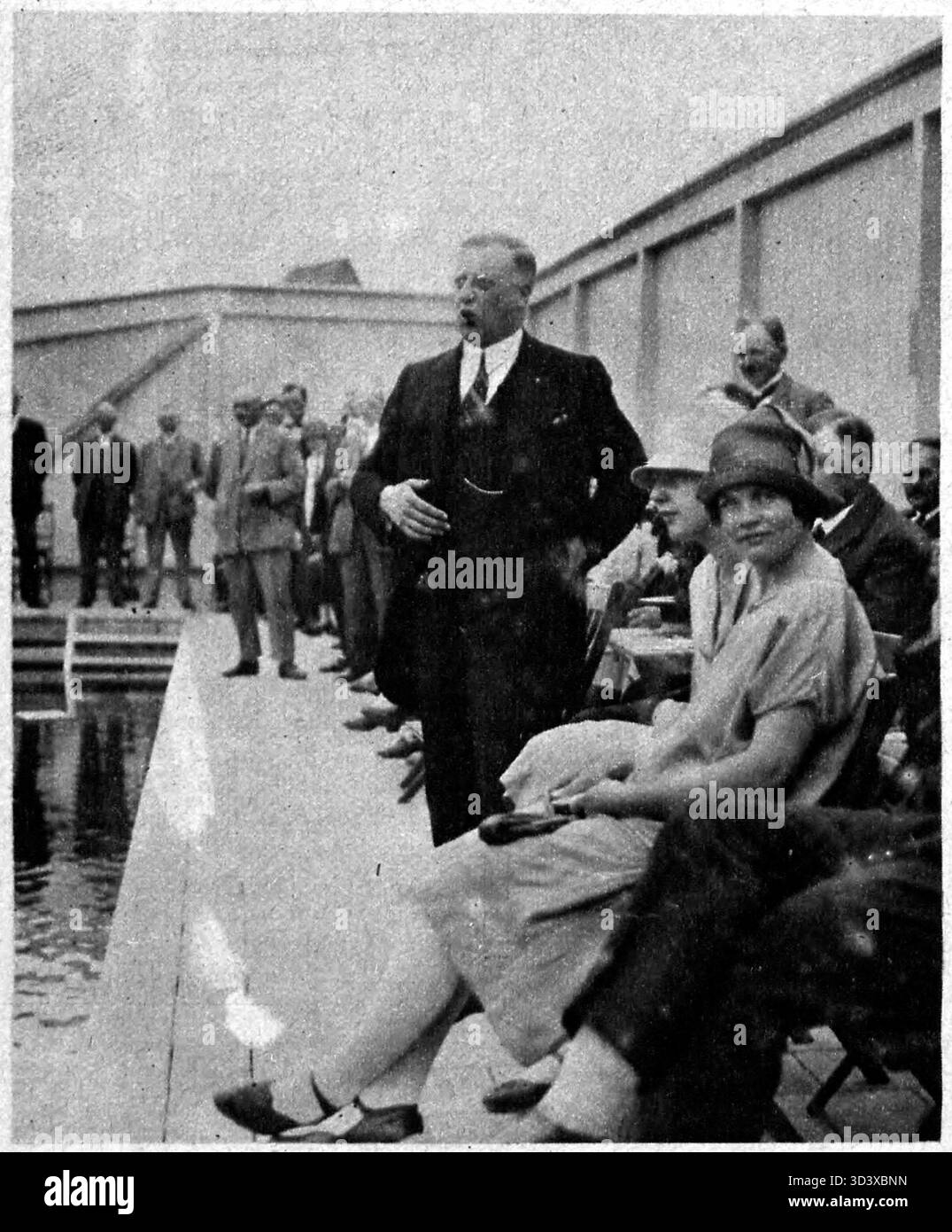 Ein Foto vom 12. August 1927, auf dem Bürgermeister E. O. Konings die Eröffnungsrede für die neue kommunale Schwimmanlage in den Niederlanden hält. Stockfoto