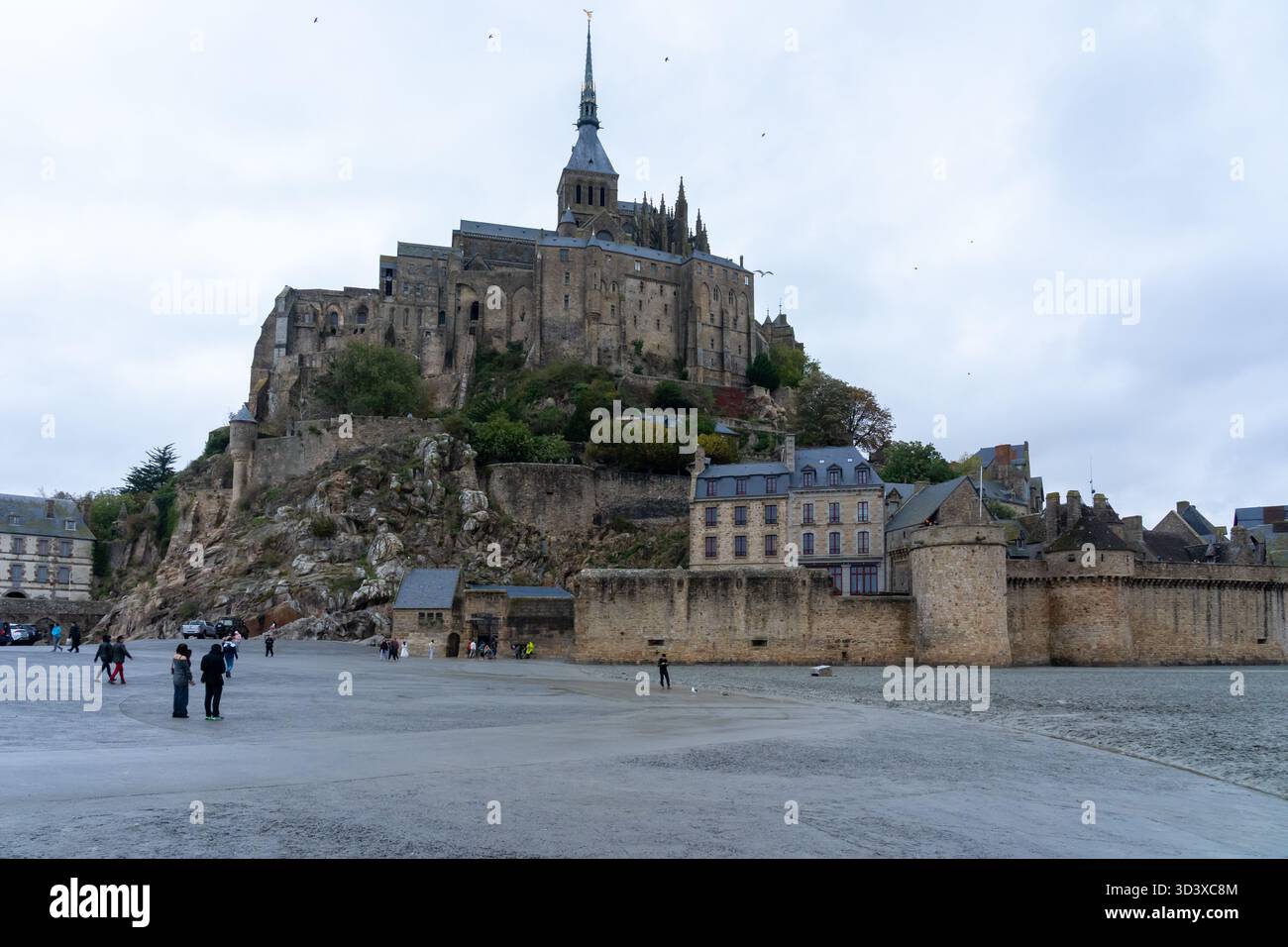 Normandie, Frankreich - 19. Oktober 2025: Menschen besuchen Mont-Saint-Michel in der Normandie, Frankreich. Stockfoto