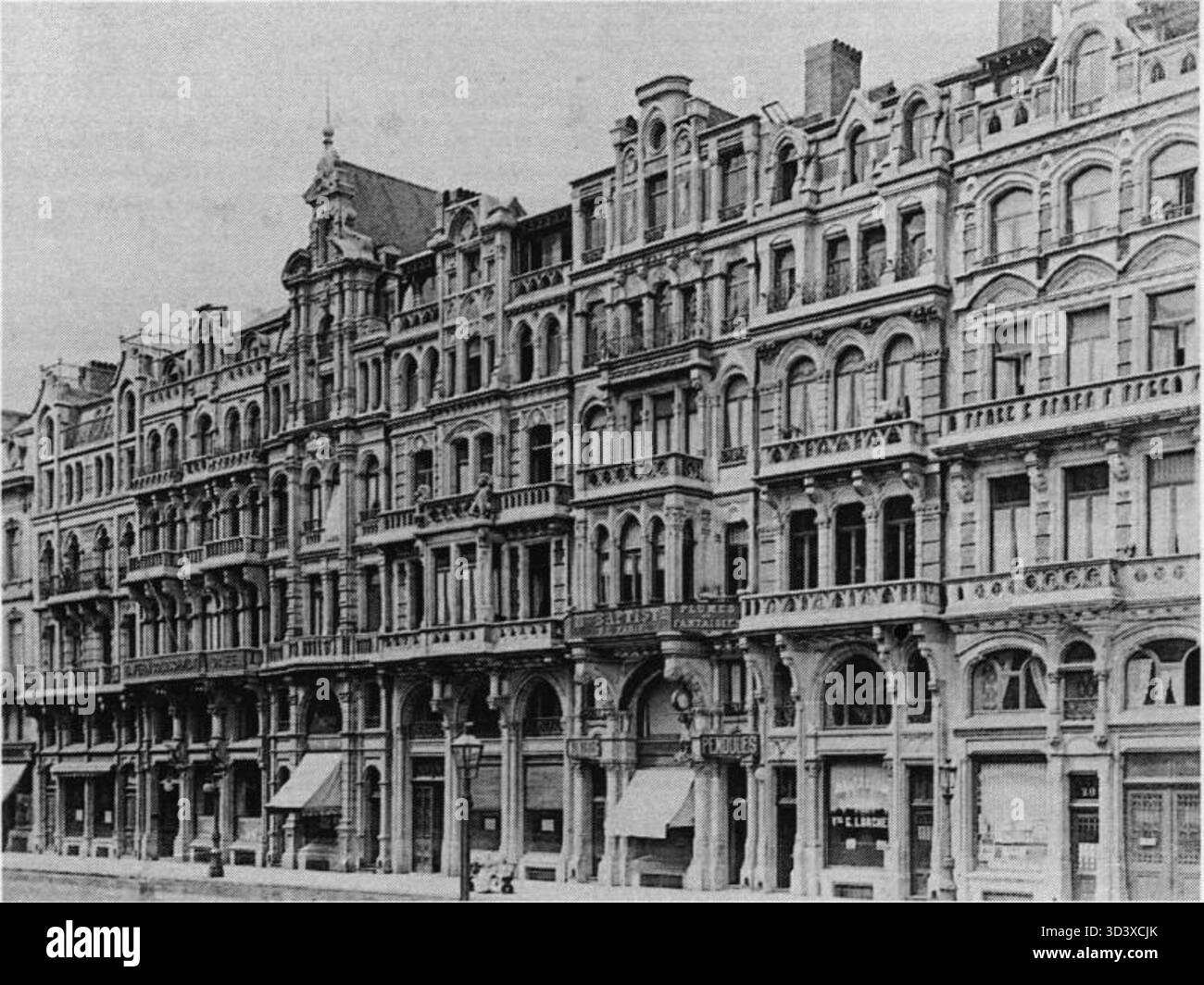 Dieses Bild zeigt flämische Neorenaissance-Häuser, die vom Architekten Debloye am Place de Brouckère in Brüssel entworfen wurden. Die Gebäude weisen komplexe architektonische Details auf, die typisch für den Neorenaissance-Stil sind und die eine Periode der architektonischen Transformation in Belgien während des späten 19. Jahrhunderts widerspiegeln. Stockfoto