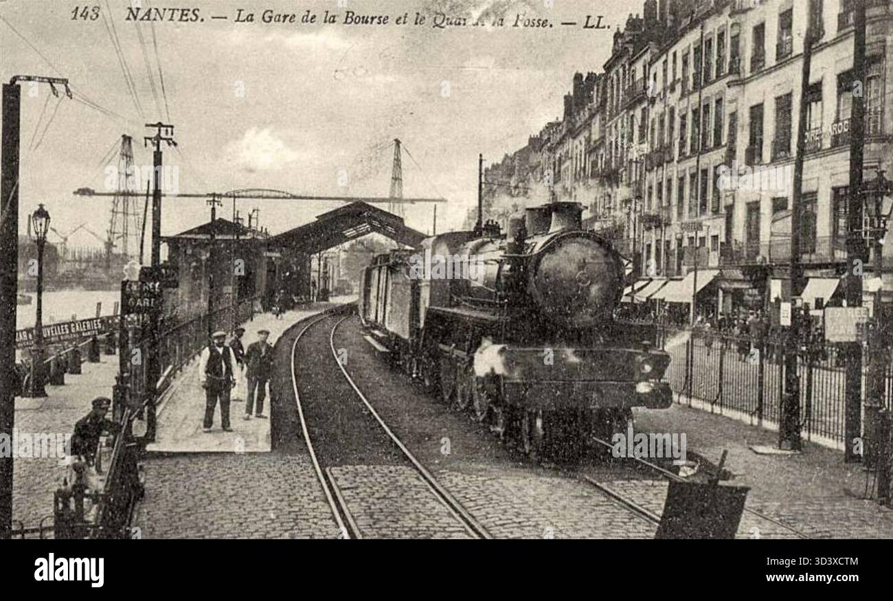 Ein Foto des Bahnhofs Gare de la Bourse und des Quai de la Fosse in Nantes, aufgenommen zwischen 1900 und 1910. Das Foto zeigt den Bahnhof und seine Umgebung. Stockfoto