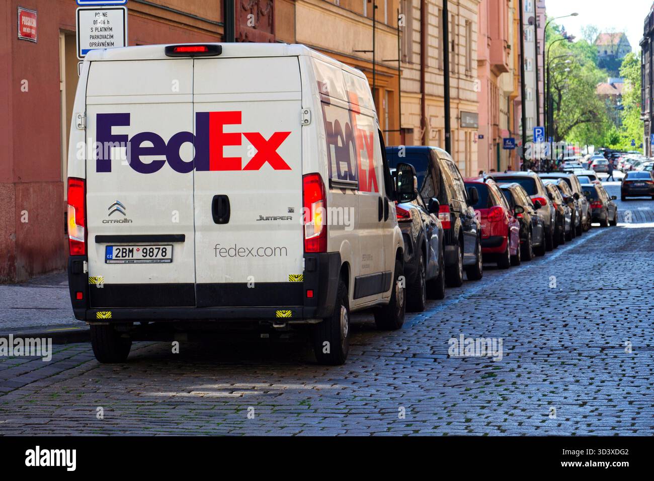 US-amerikanischer multinationaler Transportkonzern Holding FedEx Firmenlogo am 29. April 2025 in Prag, Tschechische republik. Stockfoto