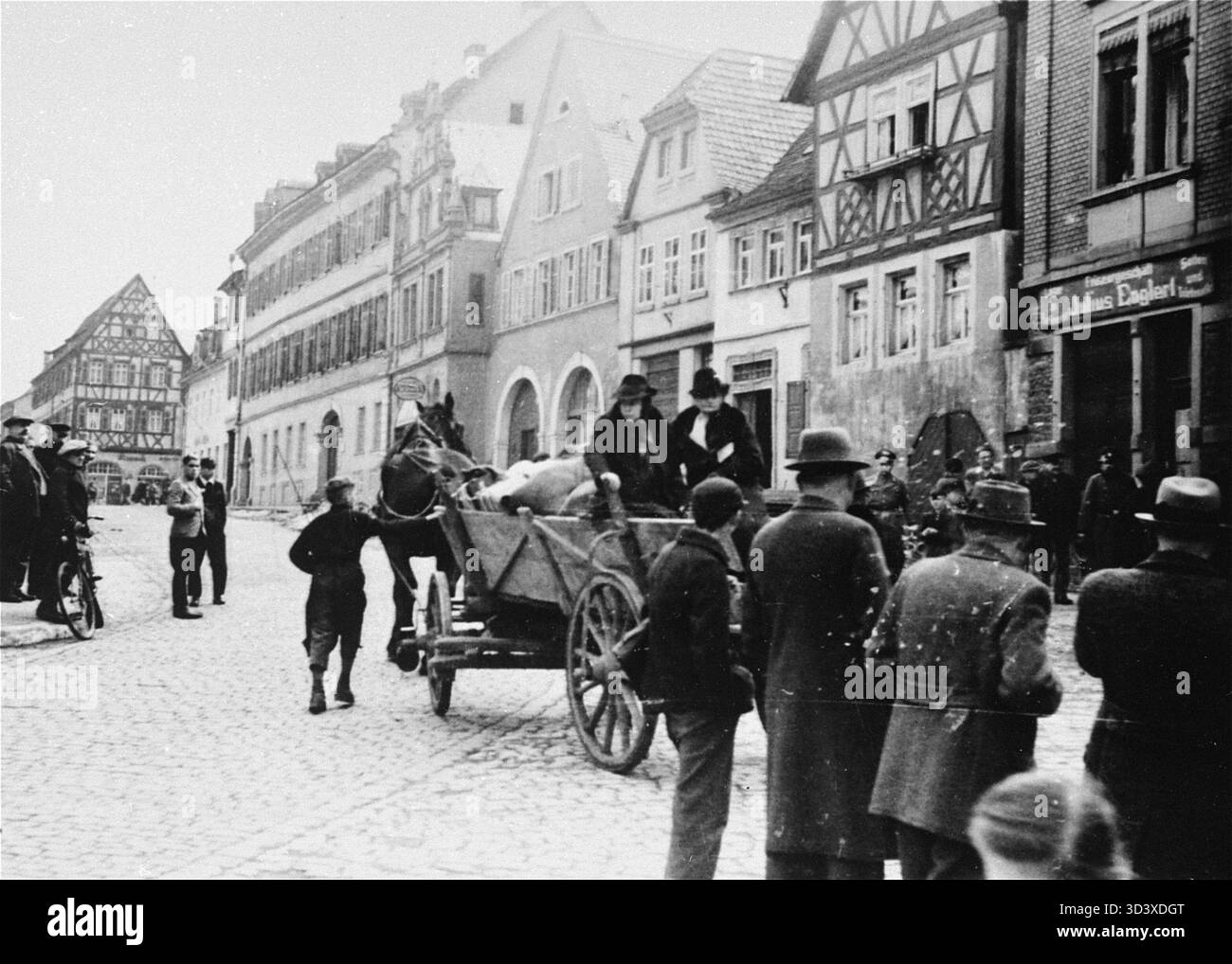 Am 24. März 1942 trafen zwei ältere jüdische Frauen im Fränkischen Hof in Kitzingen ein. Dieser Moment ist Teil des Zwangsumsiedlungs- und Internierungsprozesses unter dem Nazi-Regime während des Holocaust. Stockfoto