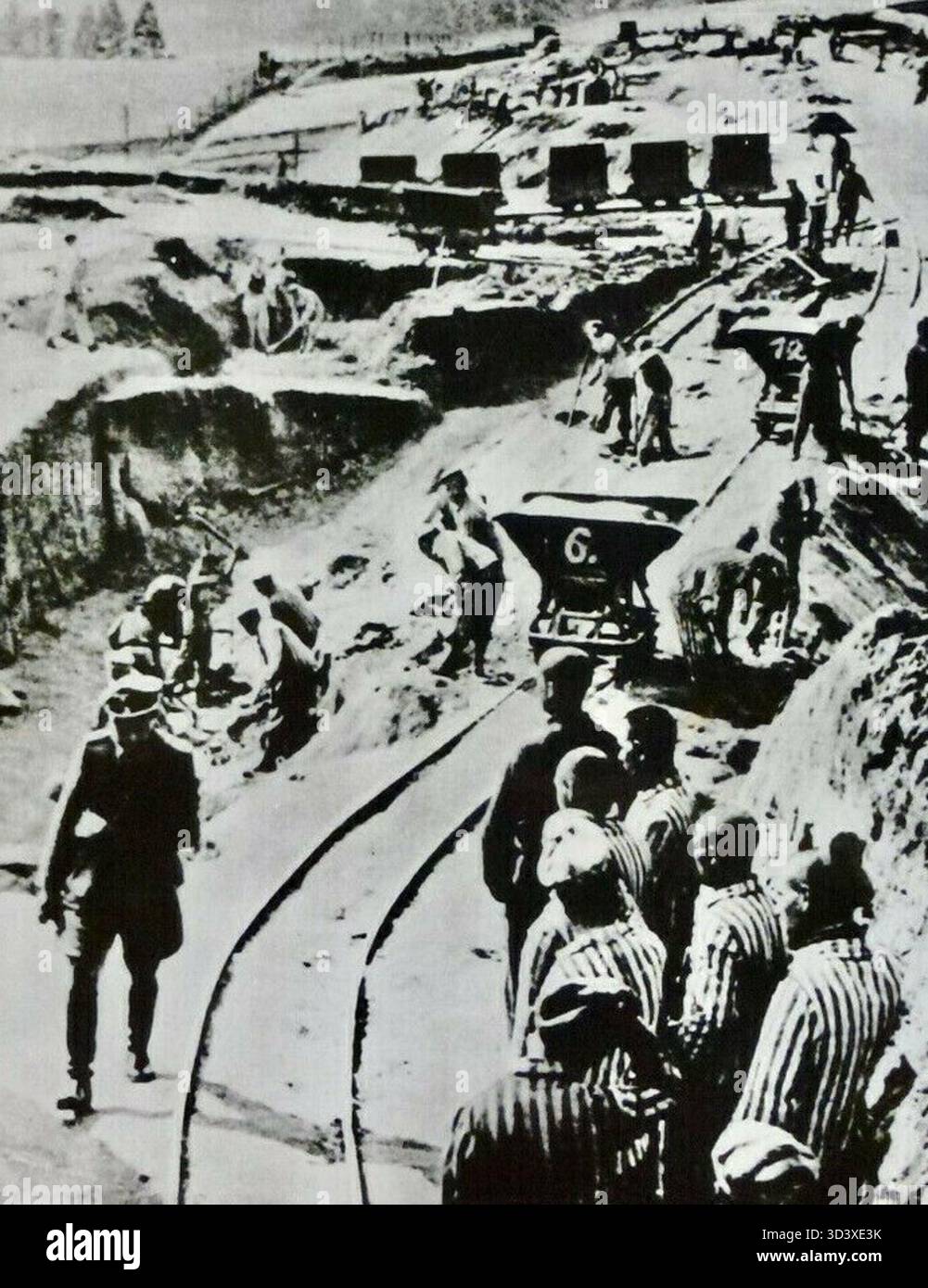 Das Bild zeigt das Konzentrationslager Mauthausen in Österreich zwischen 1941 und 1944. Gefangene, einschließlich Zwangsarbeiter, werden neben den Wärtern gezeigt. Das Lager war berüchtigt für seine brutalen Bedingungen, in denen Gefangene während des Zweiten Weltkriegs unter dem Nazi-Regime schweren Arbeitskräften und schweren Misshandlungen ausgesetzt wurden Stockfoto
