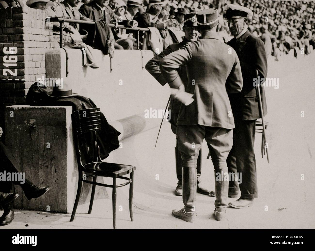 Prinz Carl von Schweden (rechts) wird mit zwei niederländischen Soldaten während der Olympischen Sommerspiele 1928 in Amsterdam im Olympischen Stadion gesehen. Das Bild fängt einen offiziellen Moment der königlichen und militärischen Präsenz bei der Veranstaltung ein. Stockfoto