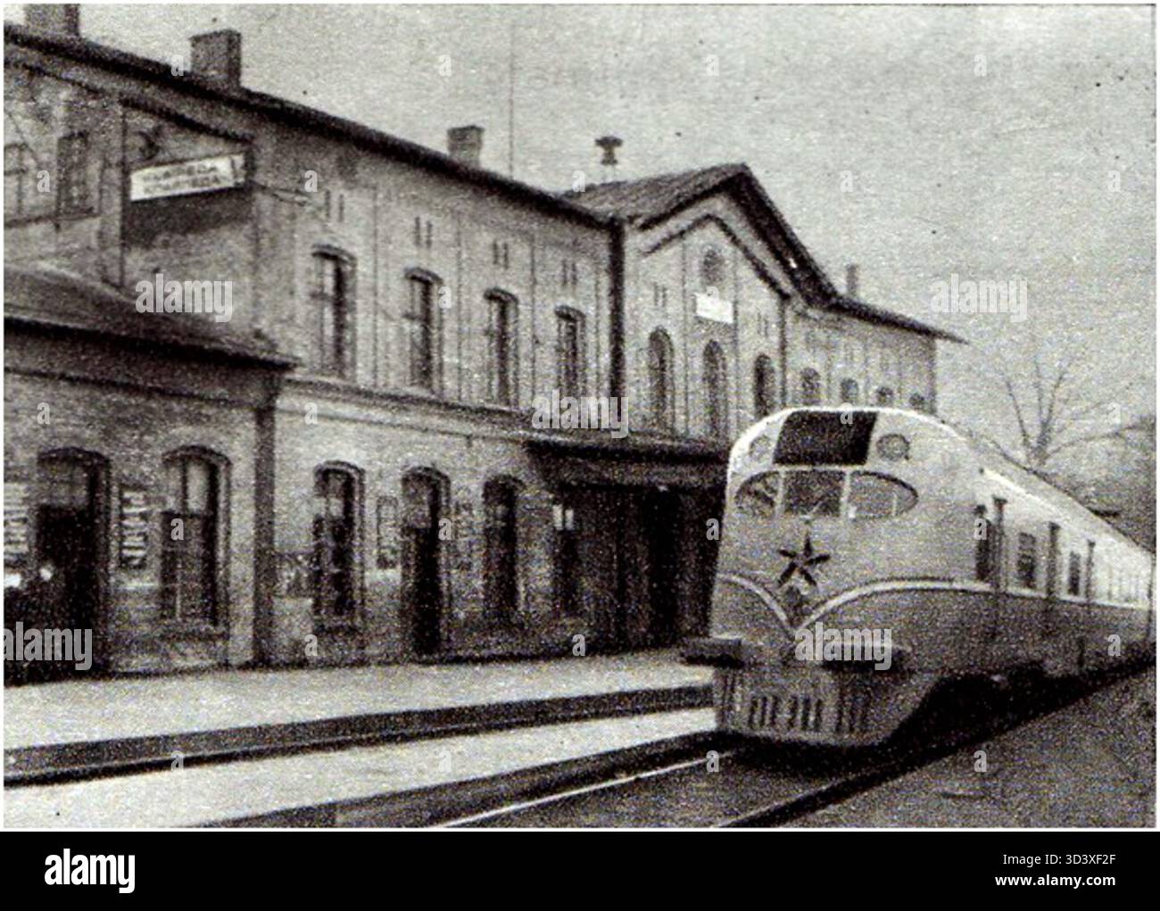 Im Jahr 1953 zeigt dieses Foto den Bahnhof Klaipeda in Litauen mit einem Dieselzug DP4, der im Werk Mavag in Ungarn hergestellt wurde. Das Bild zeigt die Zugtechnik aus der Mitte des 20. Jahrhunderts. Stockfoto