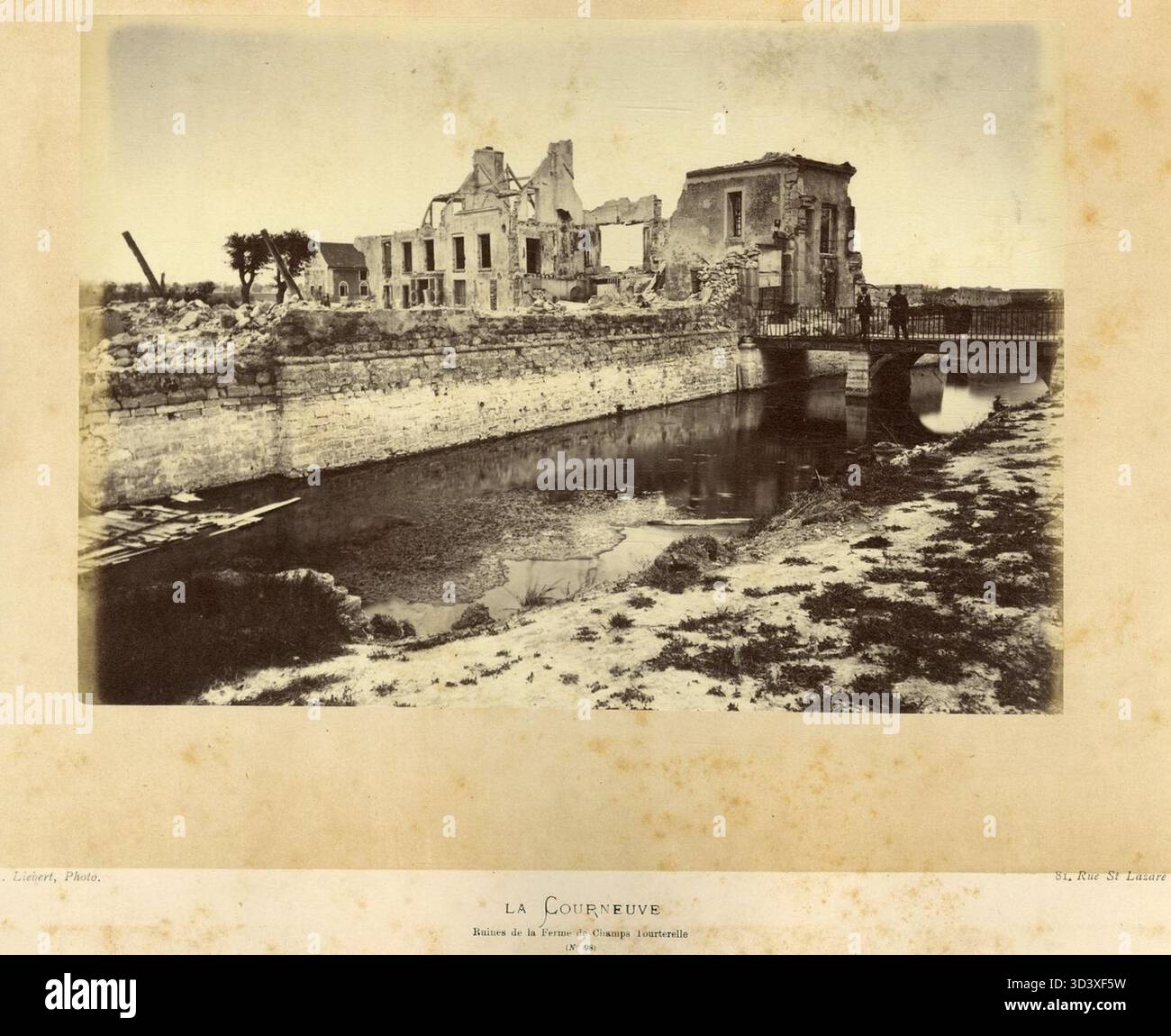 Die Ruinen der Champs-Tourterelle-Farm in La Courneuve, die Anfang der 1900er Jahre gezeigt wurden, veranschaulichen die ländliche Geschichte und den Wandel der Gegend während der industriellen Revolution. Stockfoto