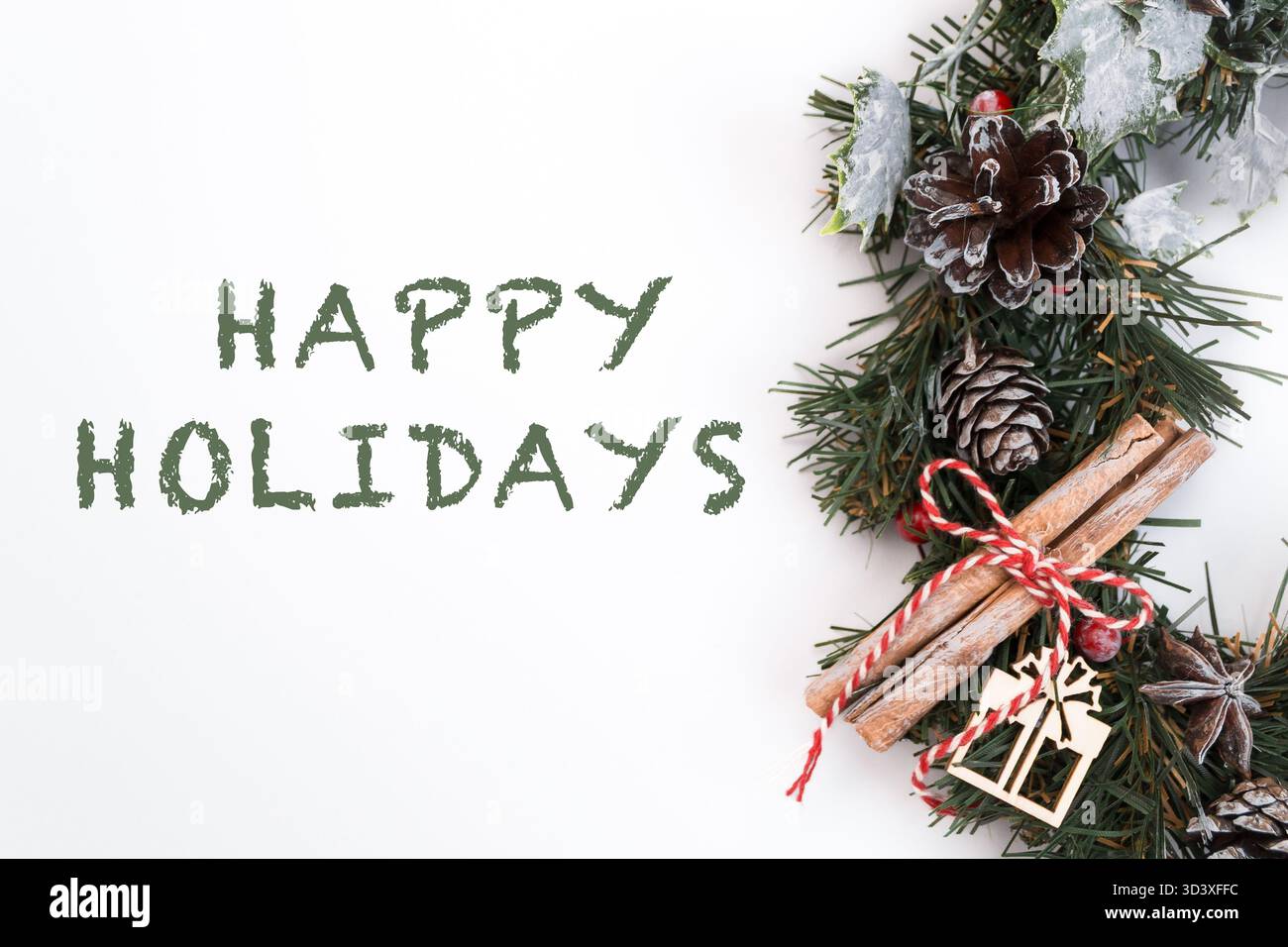 Der dekorative Feiertagskranz mit Tannenzapfen und Zimtstangen vermittelt eine fröhliche Atmosphäre für festliche Feierlichkeiten Stockfoto