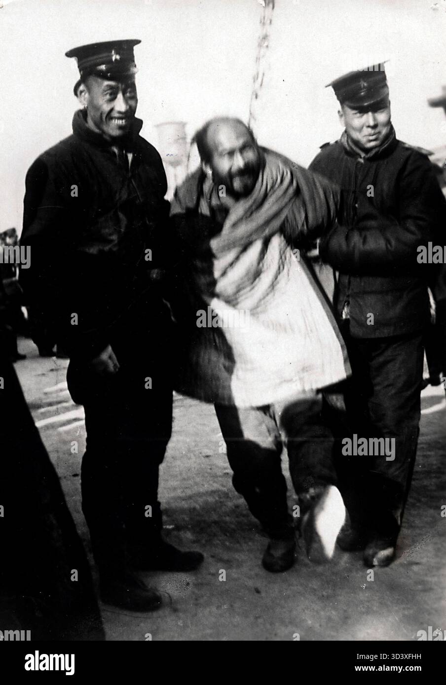 Im Jahr 1928 wurde ein verurteilter Mann, der angeblich betrunken war, von zwei Henkern zu einer Zeit der Aufstände und Revolutionen zum Hinrichtungsort in China gebracht. Stockfoto