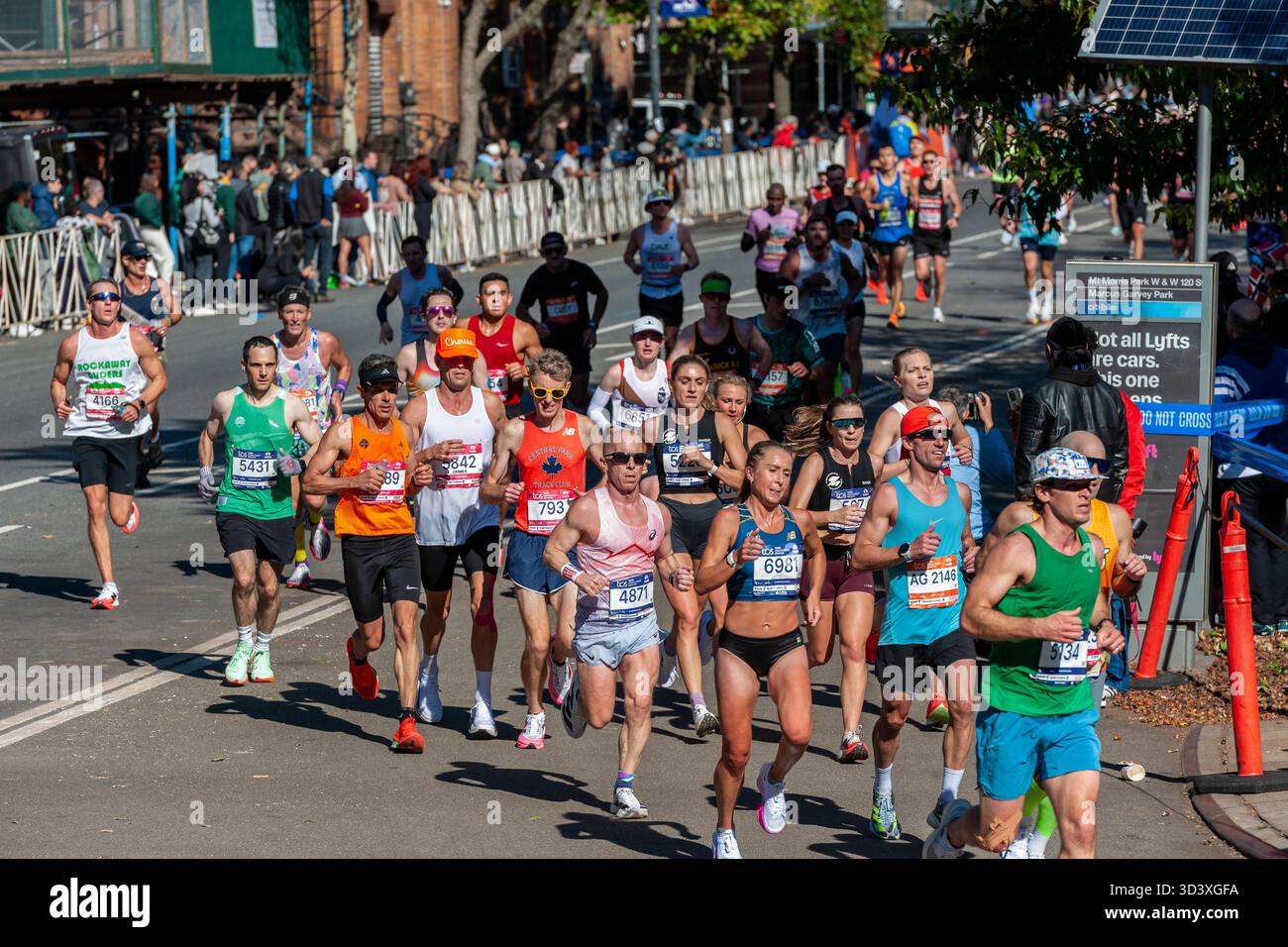 Die Läufer fahren am Sonntag, den 2. November 2025 beim TCS New York City Marathon durch Harlem in New York nahe der 22-km-Marke in der Nähe des Mount Morris Park. 50.000+ Teilnehmer liefen durch die fünf Bezirke. (© Richard B. Levine) Stockfoto