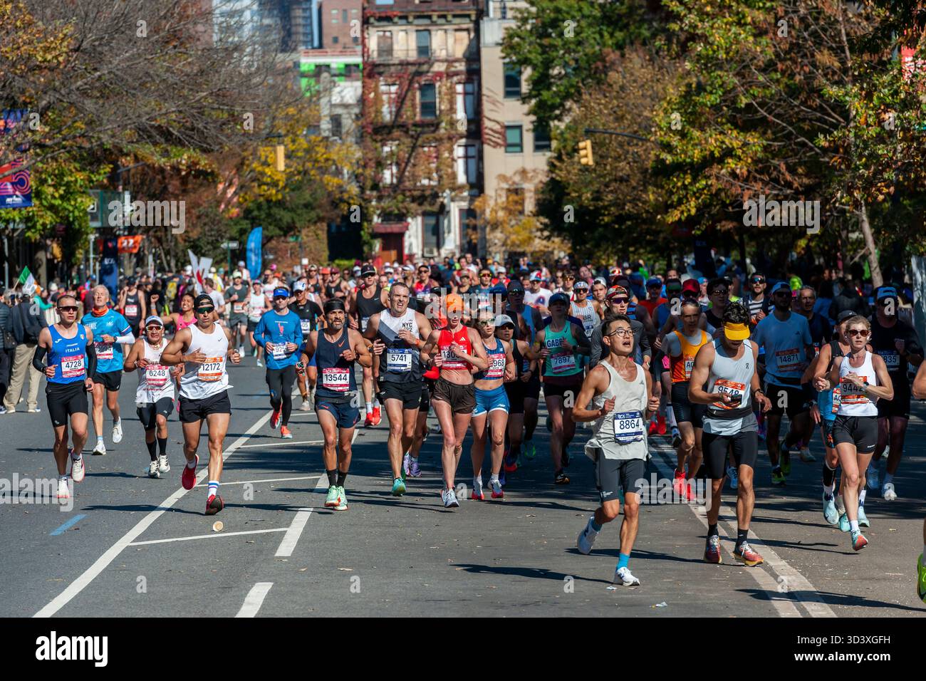 Die Läufer fahren am Sonntag, den 2. November 2025 beim TCS New York City Marathon durch Harlem in New York nahe der 22-km-Marke in der Nähe des Mount Morris Park. 50.000+ Teilnehmer liefen durch die fünf Bezirke. (© Richard B. Levine) Stockfoto