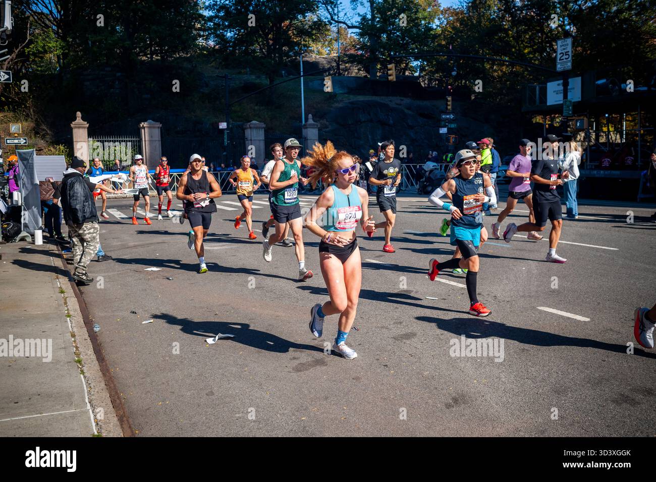 Die Läufer fahren am Sonntag, den 2. November 2025 beim TCS New York City Marathon durch Harlem in New York nahe der 22-km-Marke in der Nähe des Mount Morris Park. 50.000+ Teilnehmer liefen durch die fünf Bezirke. (© Richard B. Levine) Stockfoto