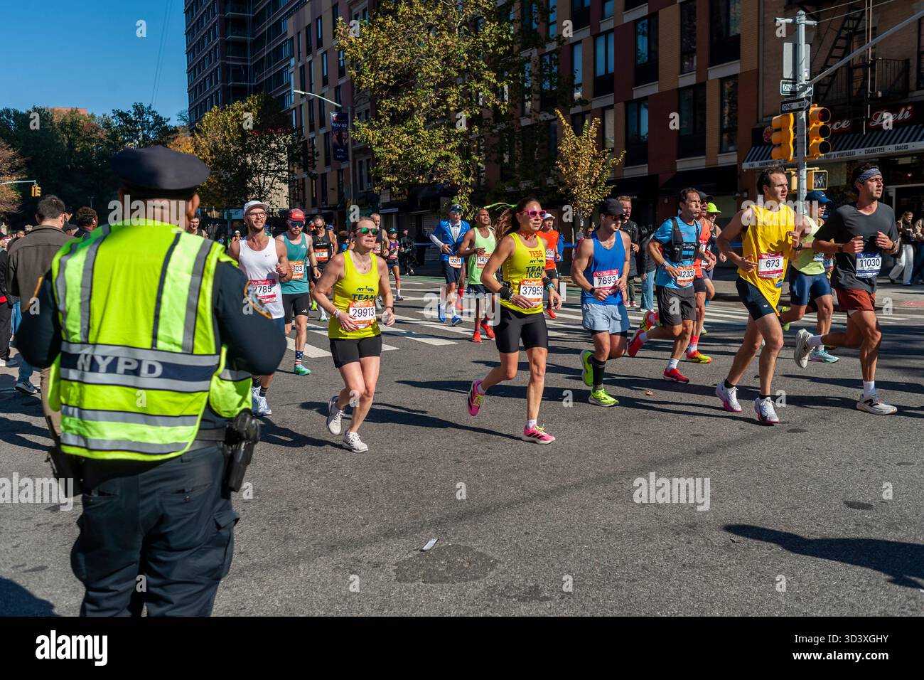 Die Läufer fahren am Sonntag, den 2. November 2025 beim TCS New York City Marathon durch Harlem in New York nahe der 22-km-Marke in der Nähe des Mount Morris Park. 50.000+ Teilnehmer liefen durch die fünf Bezirke. (© Richard B. Levine) Stockfoto
