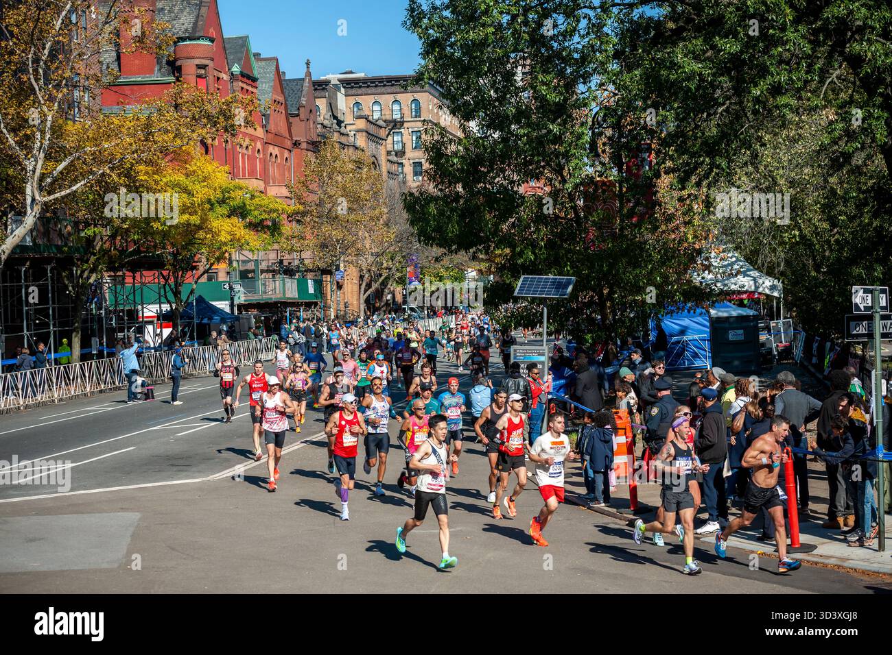 Die Läufer fahren am Sonntag, den 2. November 2025 beim TCS New York City Marathon durch Harlem in New York nahe der 22-km-Marke in der Nähe des Mount Morris Park. 50.000+ Teilnehmer liefen durch die fünf Bezirke. (© Richard B. Levine) Stockfoto