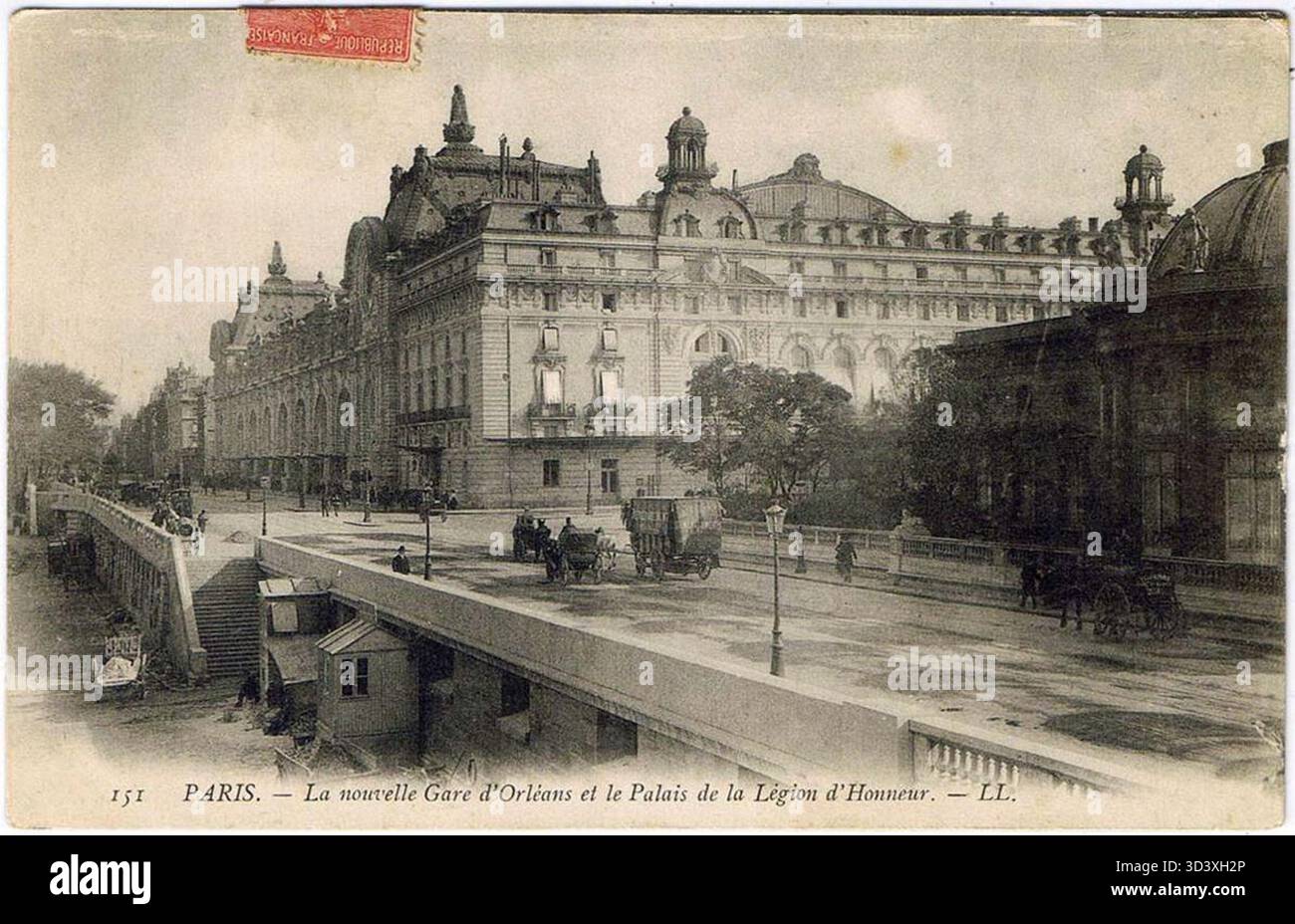 Blick auf den Nouvelle gare d'Orléans (Bahnhof New Orleans) in Paris, mit dem Palais de la Légion d'Honneur im Hintergrund. Dieses Foto wurde zwischen 1900 und 1910 aufgenommen und zeigt die architektonischen Wahrzeichen der Stadt. Stockfoto