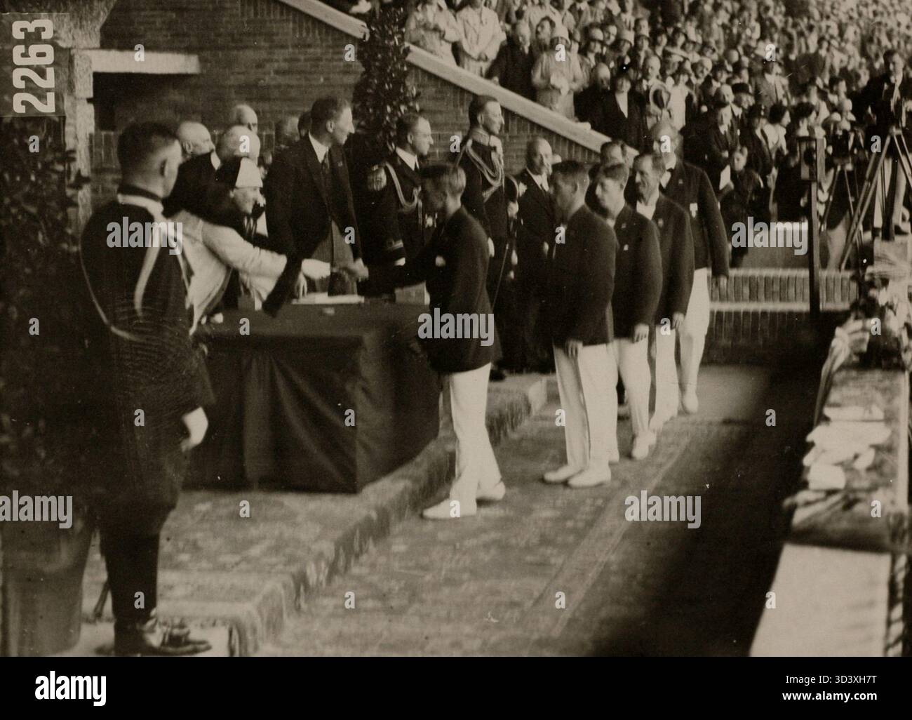 Olympische Spiele 1928, Amsterdam: Königin Wilhelmina überreicht die Goldmedaille bei den Olympischen Sommerspielen 1928. Das Bild zeigt eine Medaillenverleihung für die Goldmedaillengewinner. Dies ist eine Datei mit niedriger Auflösung. Kontakt für höhere Auflösung oder Bearbeitung. Stockfoto