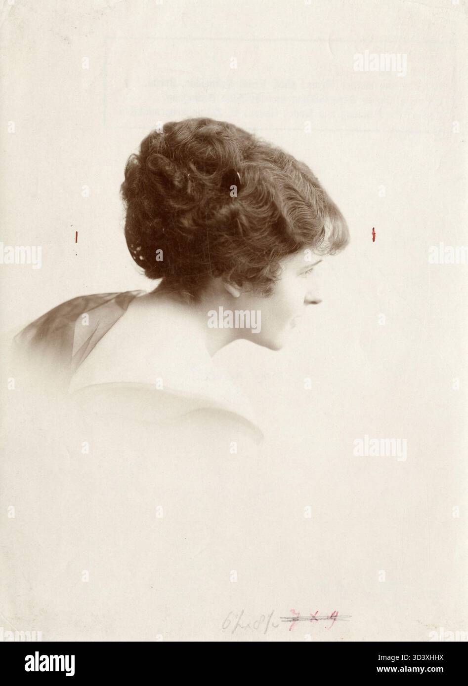 Eine Frisur aus dem Jahr 1915, die einen kurzen Damenhaarschnitt von Rudolf Jaeger (Modellnummer 1314) zeigt. Das Foto nimmt den Look aus einem Seitenwinkel auf. Stockfoto