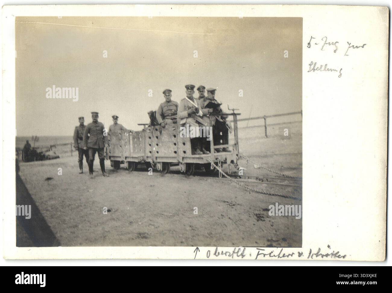 Oberstleutnant Theobald Freiherr von Schrötter war ein deutscher Offizier während des Ersten Weltkriegs. Dieses Foto, aufgenommen zwischen 1914 und 1918, zeigt ihn, wie er eine Militäreinheit in Richtung einer Position führt. Stockfoto