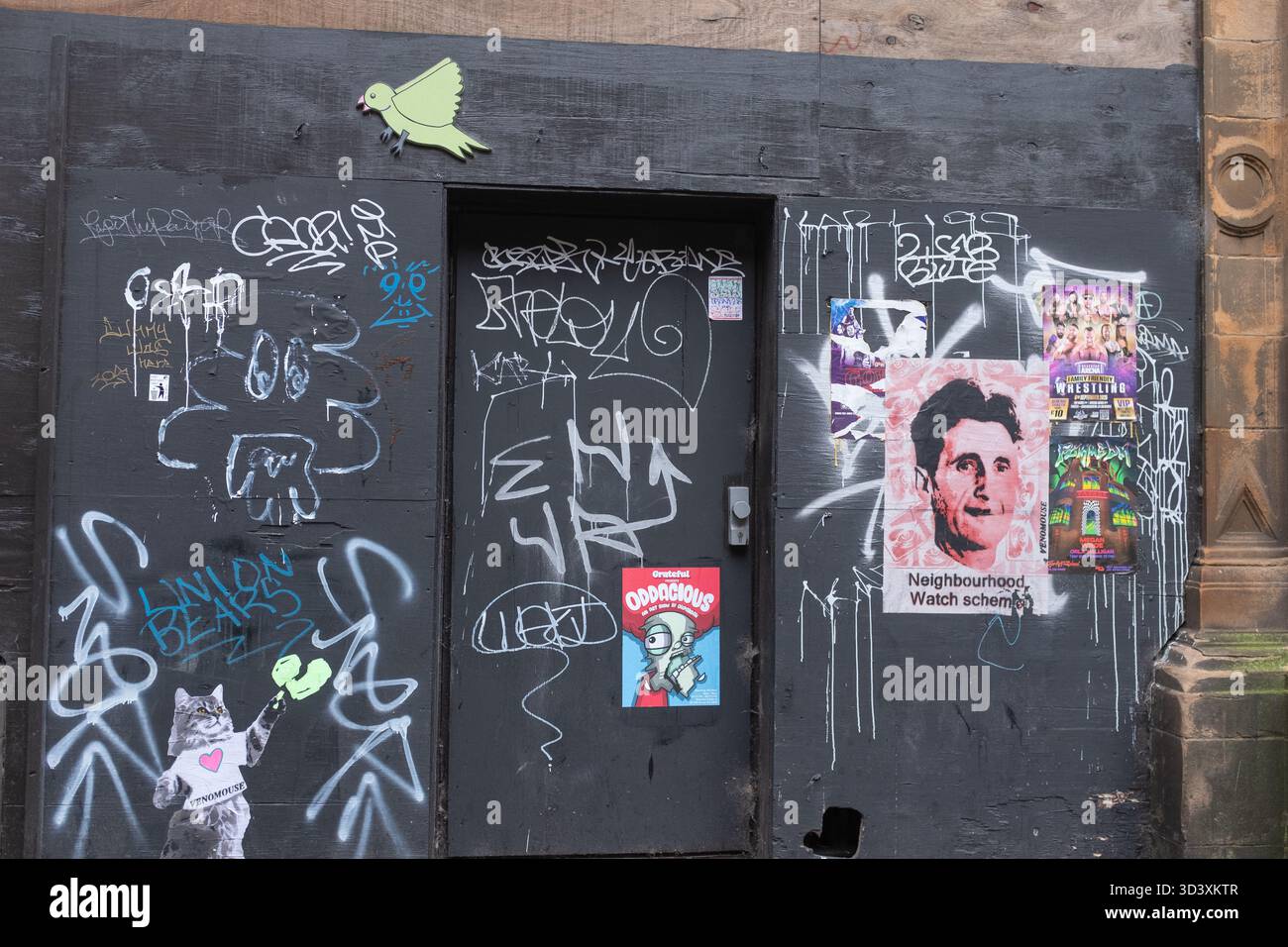 Graffiti und verschiedene politische Plakate, eines bezieht sich auf George Orwell, auf der Seite eines Gebäudes in der Hope Street, Glasgow City Centre, Schottland. Stockfoto