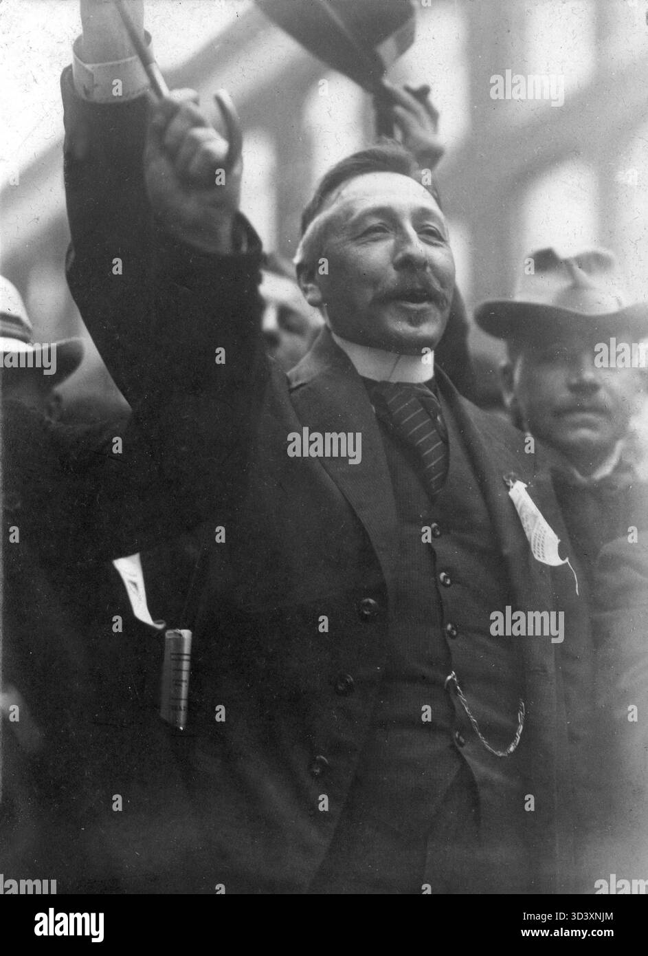 Der SDAP-Politiker Pieter Jelles Troelstra wird 1912 während des Roode Dinsdag in den Haag gesehen. Er war eine prominente Figur in der niederländischen sozialistischen Politik während des frühen 20. Jahrhunderts. Stockfoto