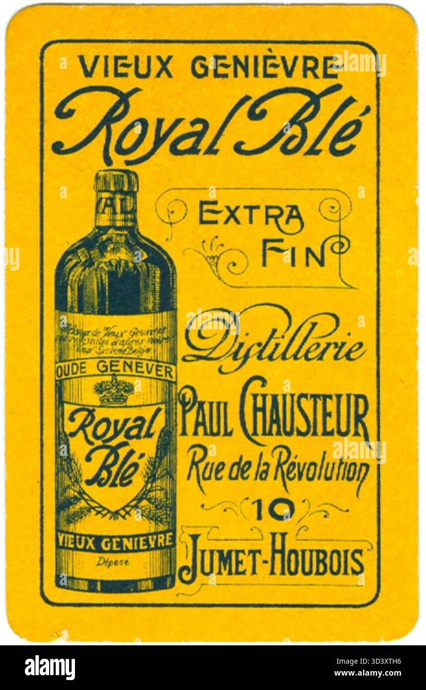 Eine Spielkarte mit einer Flasche „Royal Blé“, hergestellt von der Destillerie Paul Chausteur in Jumet-Houbois, mit gedruckten Angaben zur Marke und Adresse. Stockfoto