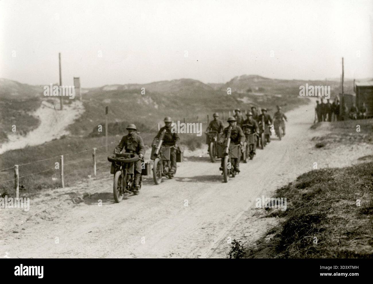 1917 trainierten niederländische Soldaten mit motorisierten Maschinengewehren in den Dünen, wobei sie die taktische Mobilität und die Integration motorisierter Feuerkraft in ihre Operationen betonten. Stockfoto