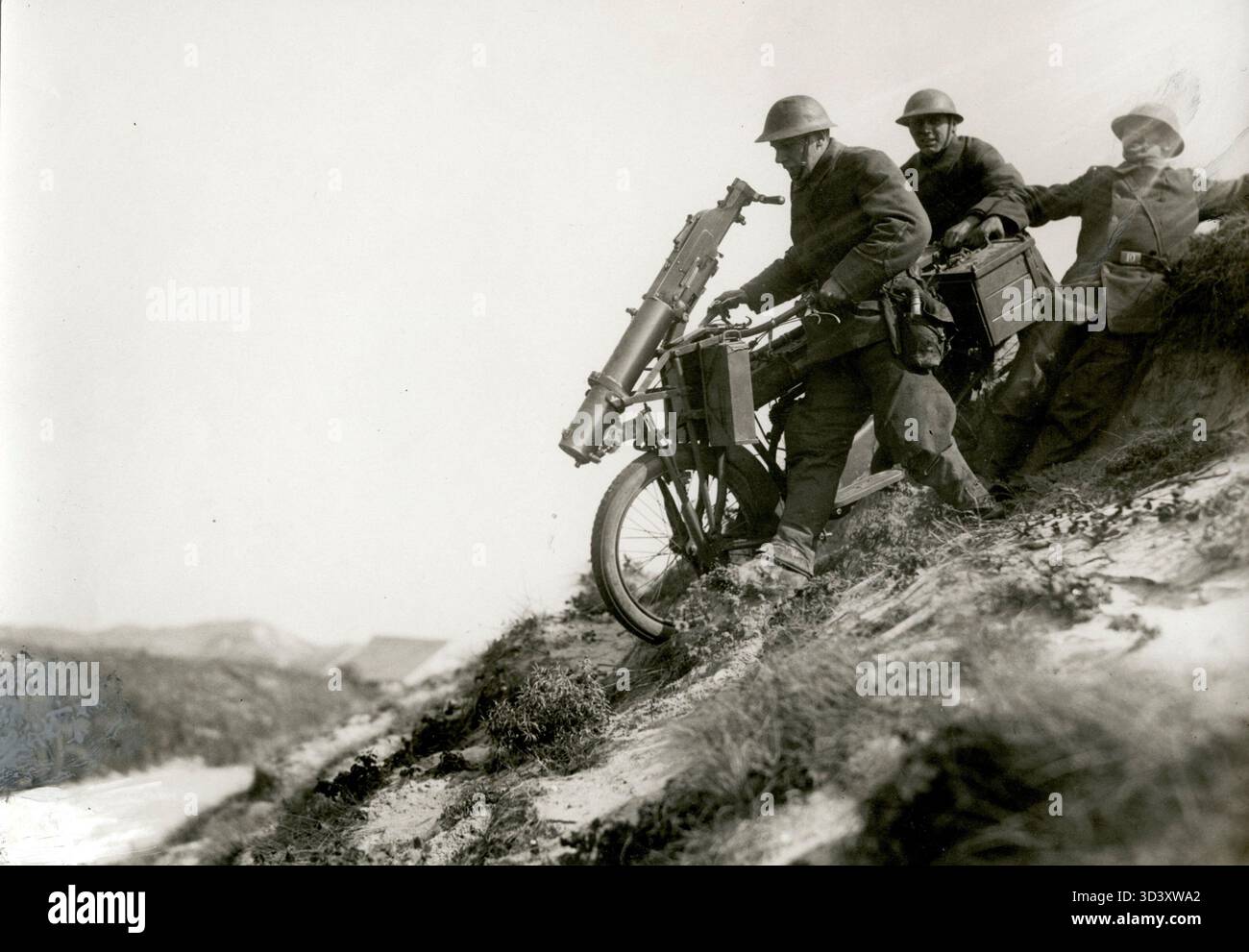 Niederländische Soldaten übten 1917 mit motorisierten Maschinengewehren in den Dünen, wobei sie sich bei militärischen Übungen auf taktische Mobilität und Feuerkraft konzentrierten. Stockfoto
